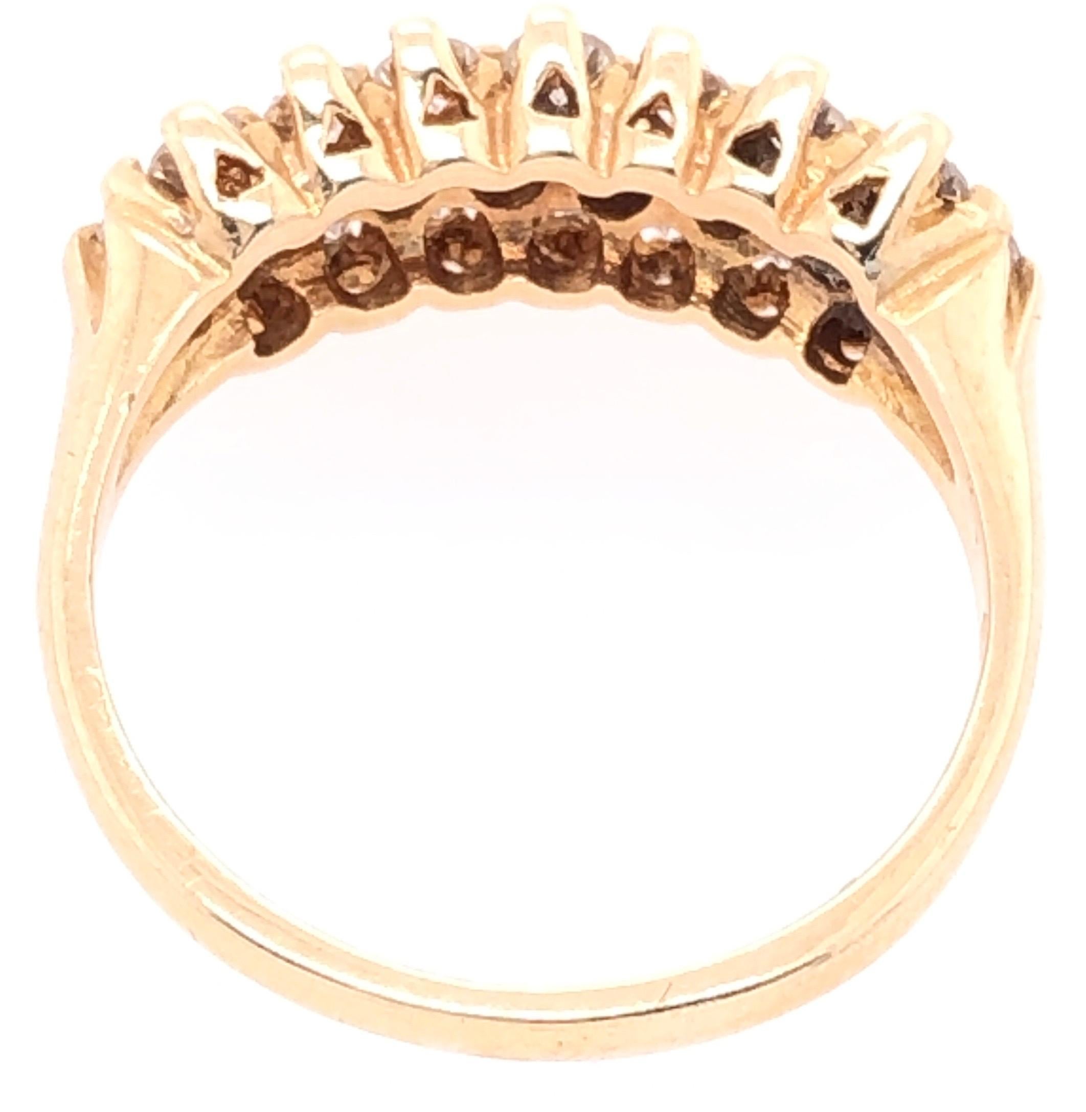 Moderne Bague de mariage ou d'anniversaire en or jaune 14 carats avec diamants à trois niveaux en vente