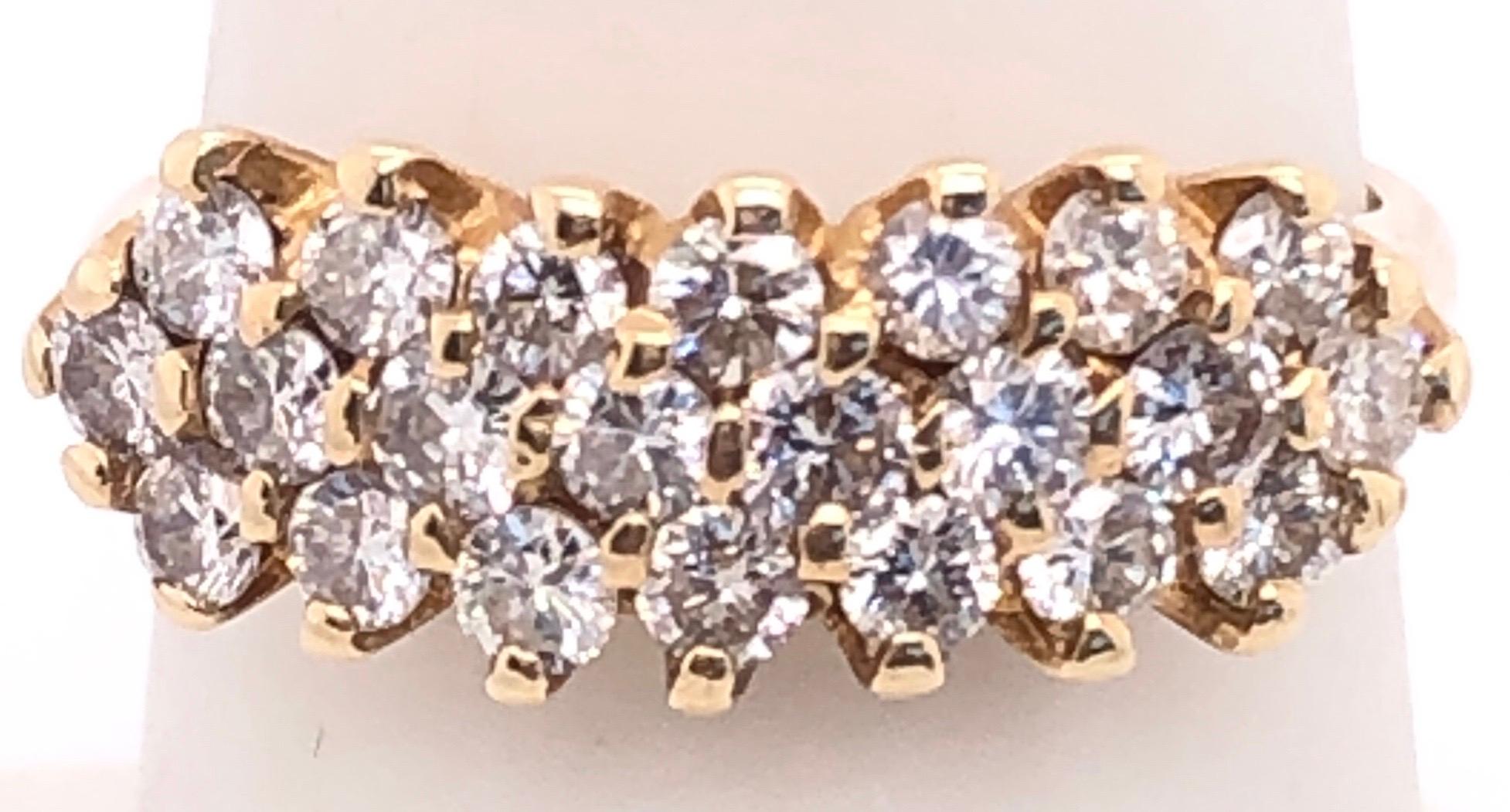 Taille ronde Bague de mariage ou d'anniversaire en or jaune 14 carats avec diamants à trois niveaux en vente