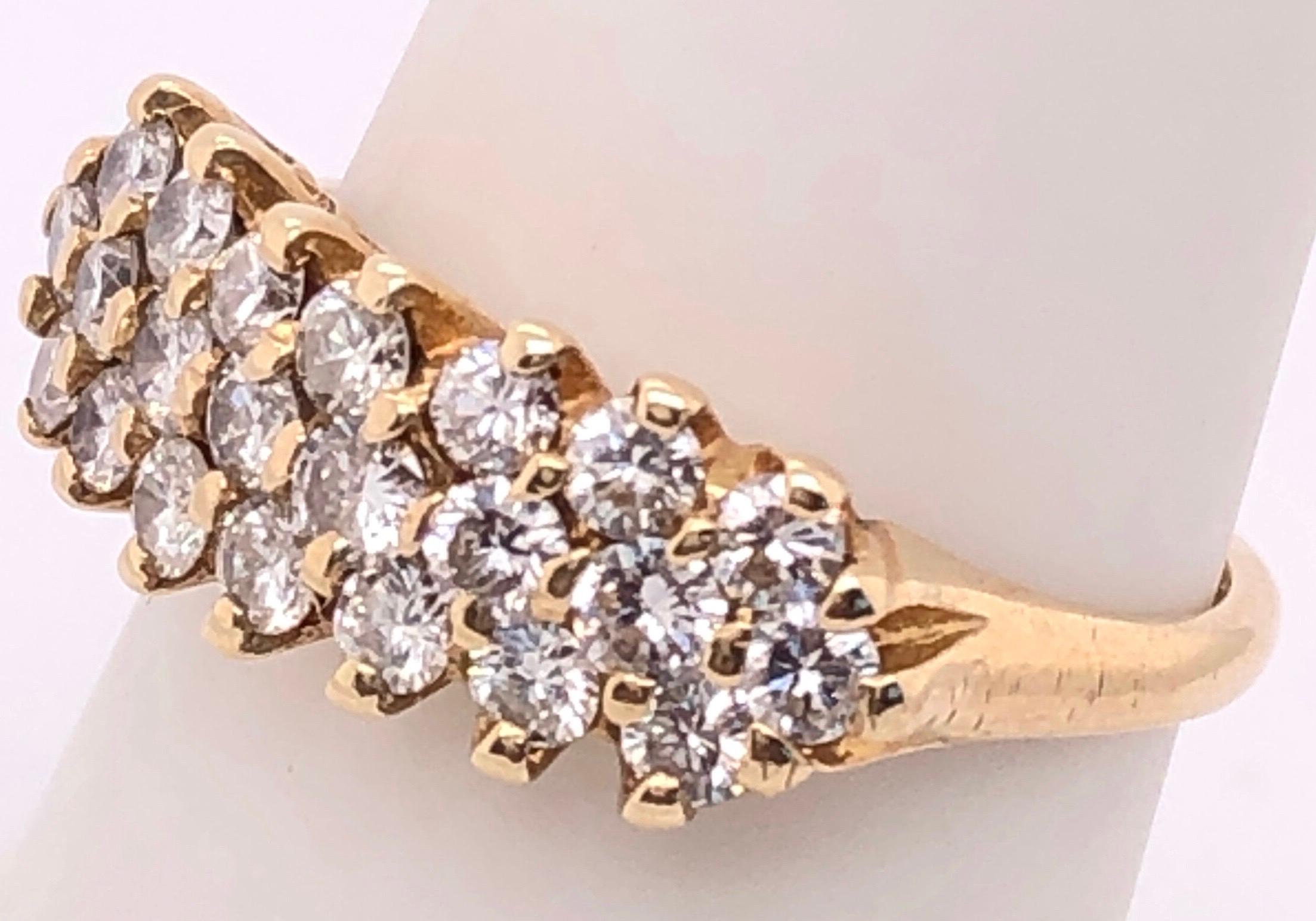 Bague de mariage ou d'anniversaire en or jaune 14 carats avec diamants à trois niveaux en vente 1