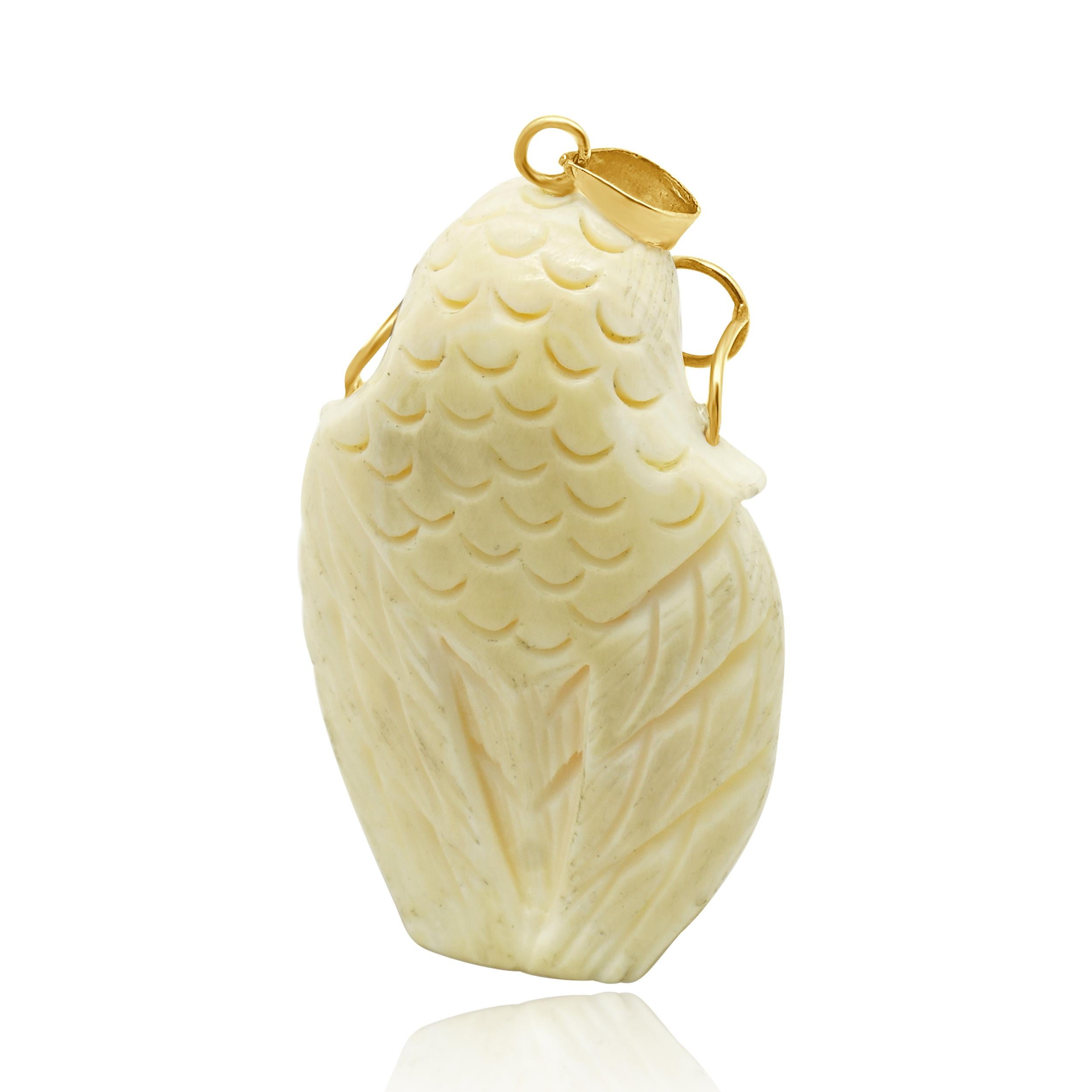 Perlina Ciondolo a forma di gufo in avorio giallo 14 carati con occhi di rubino in vendita