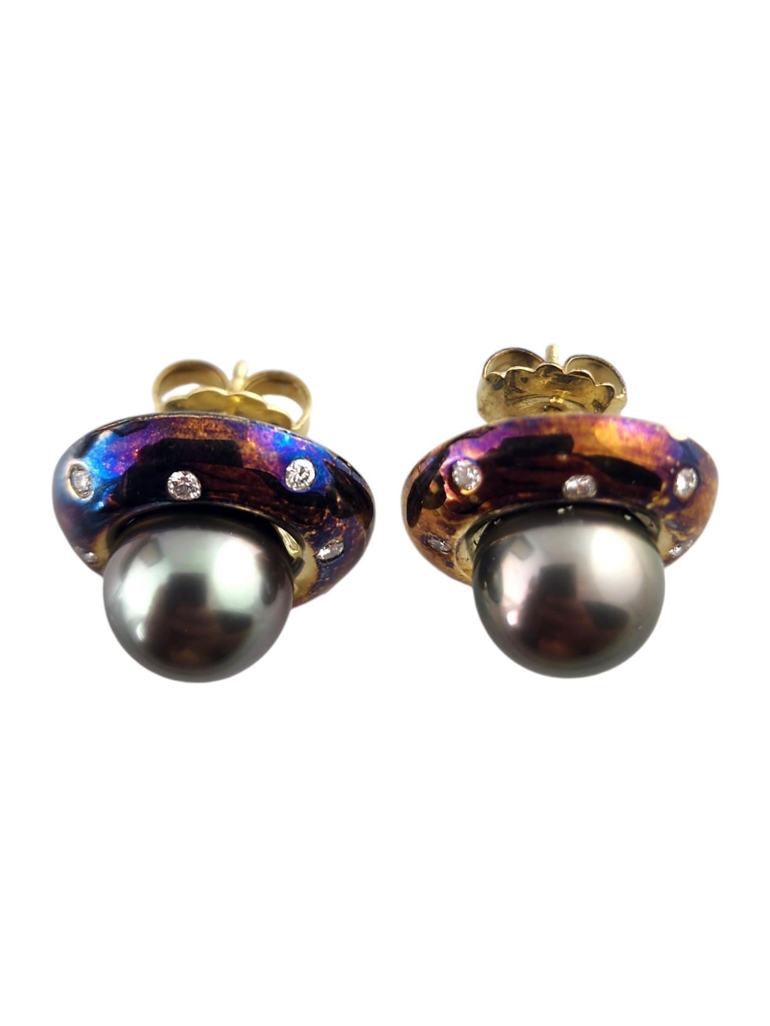 14 Karat Yellow Oxidized Gold Diamond & Cultured Tahitian Pearl Earrings 

This stunning pair of earrings were meticulously crafted from 14K yellow gold with two cultured Tahitian pearls in the center, surrounded by 16 sparkling round brilliant cut