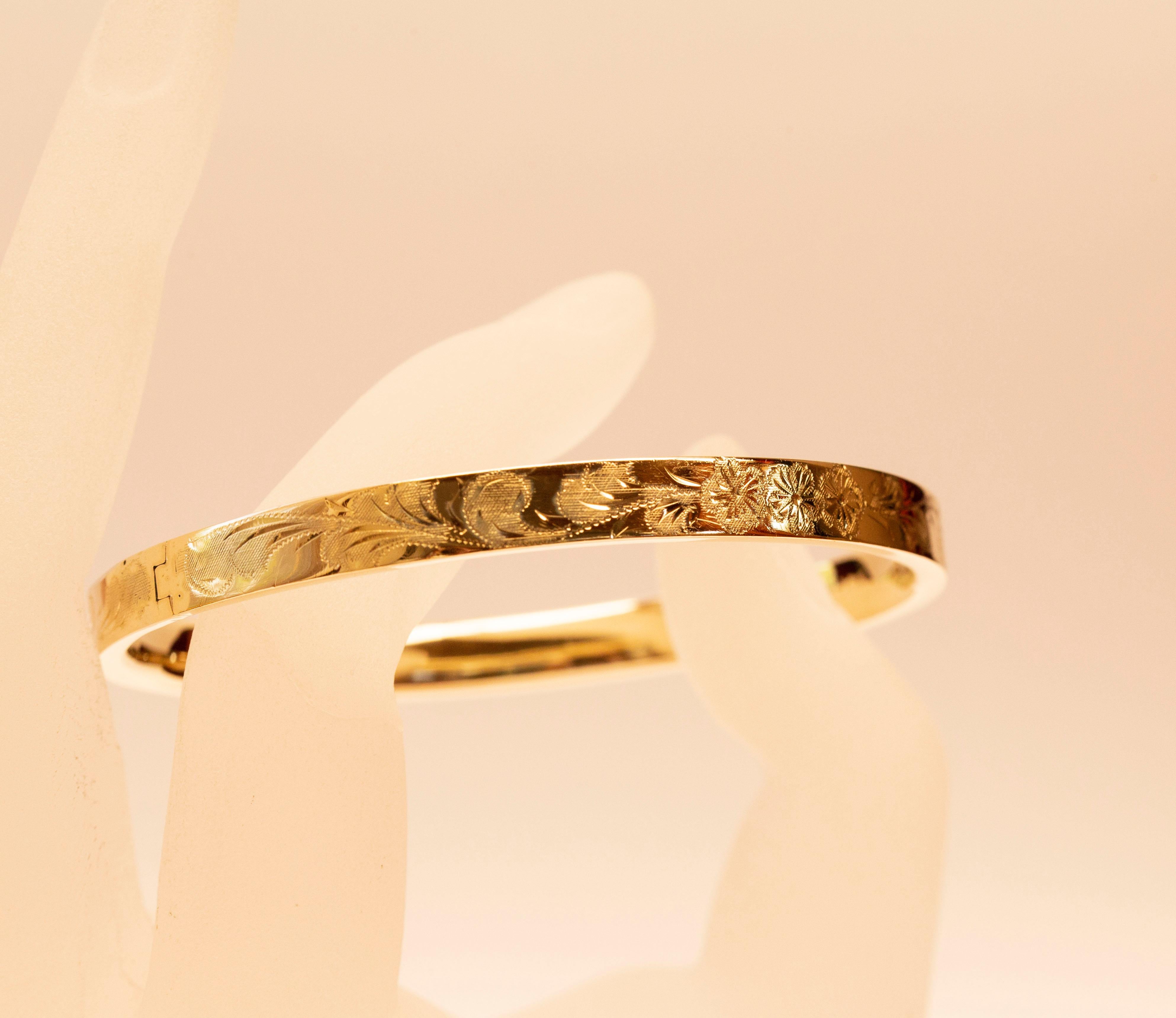 14 Karat Yellow Solid Gold Bangle Bracelet with Engraved Floral Decoration For Sale 2