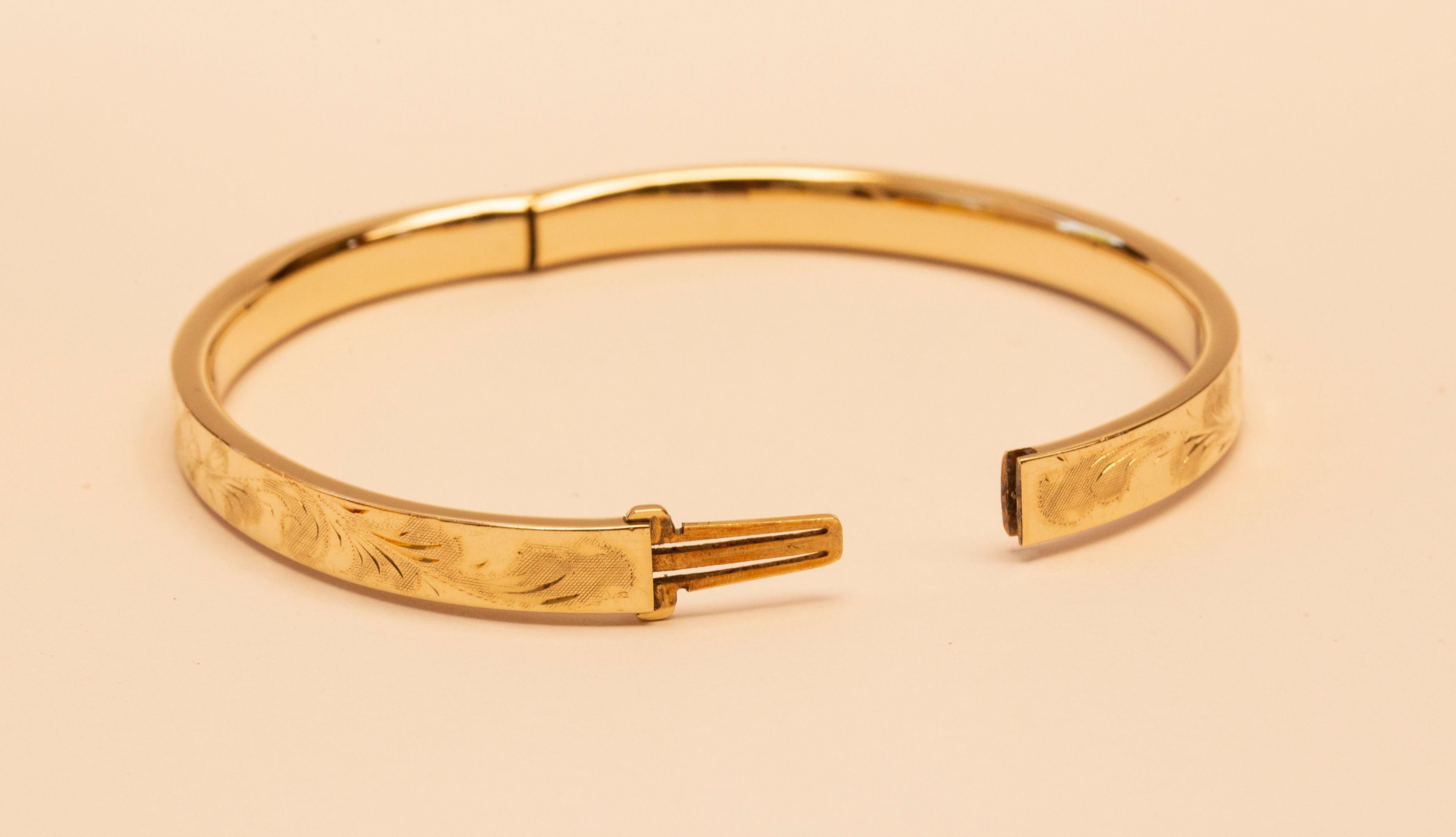 14 Karat Yellow Solid Gold Bangle Bracelet with Engraved Floral Decoration For Sale 5