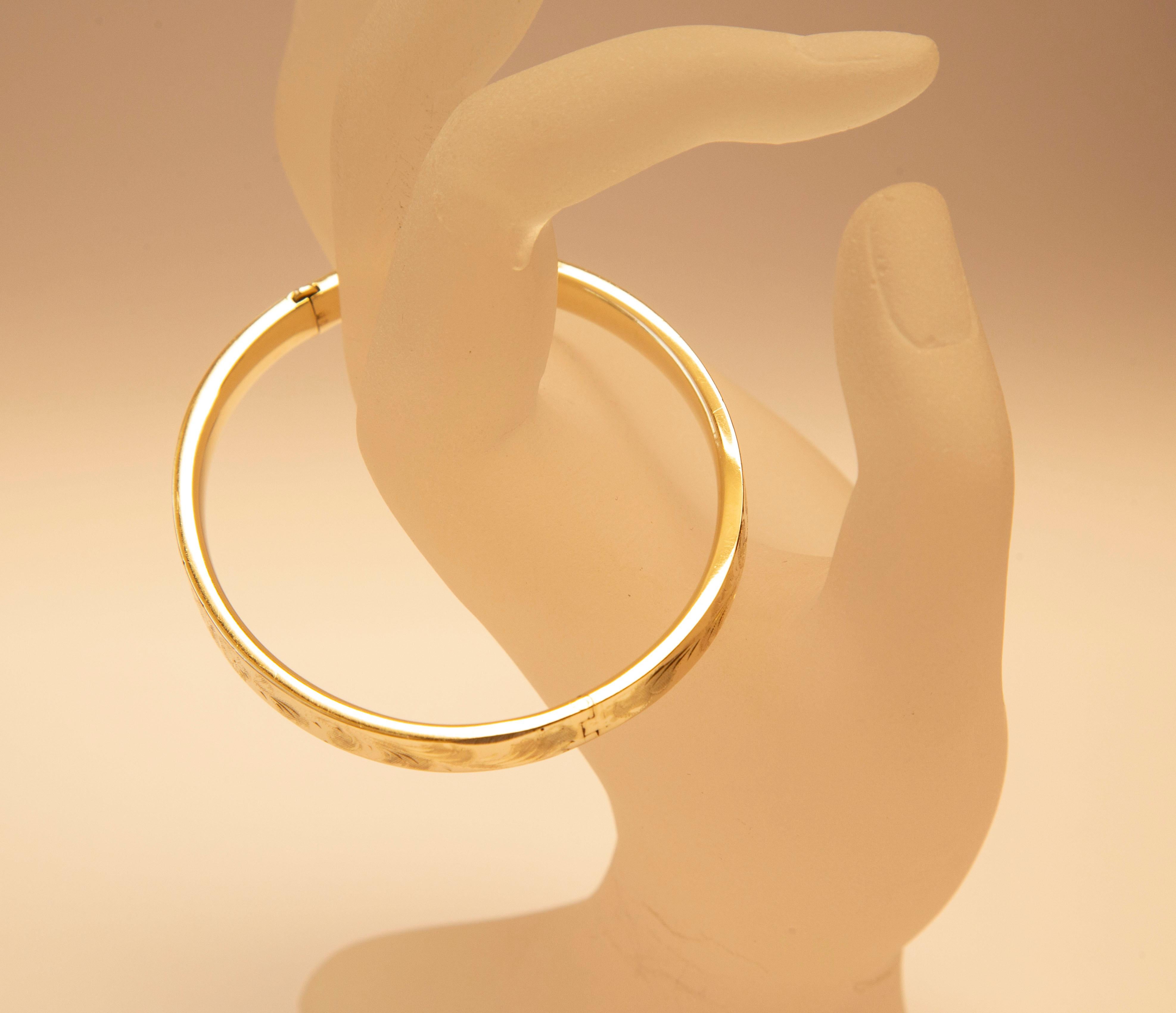 Bracelet jonc en or jaune massif 14 carats avec décoration florale gravée Bon état - En vente à Arnhem, NL