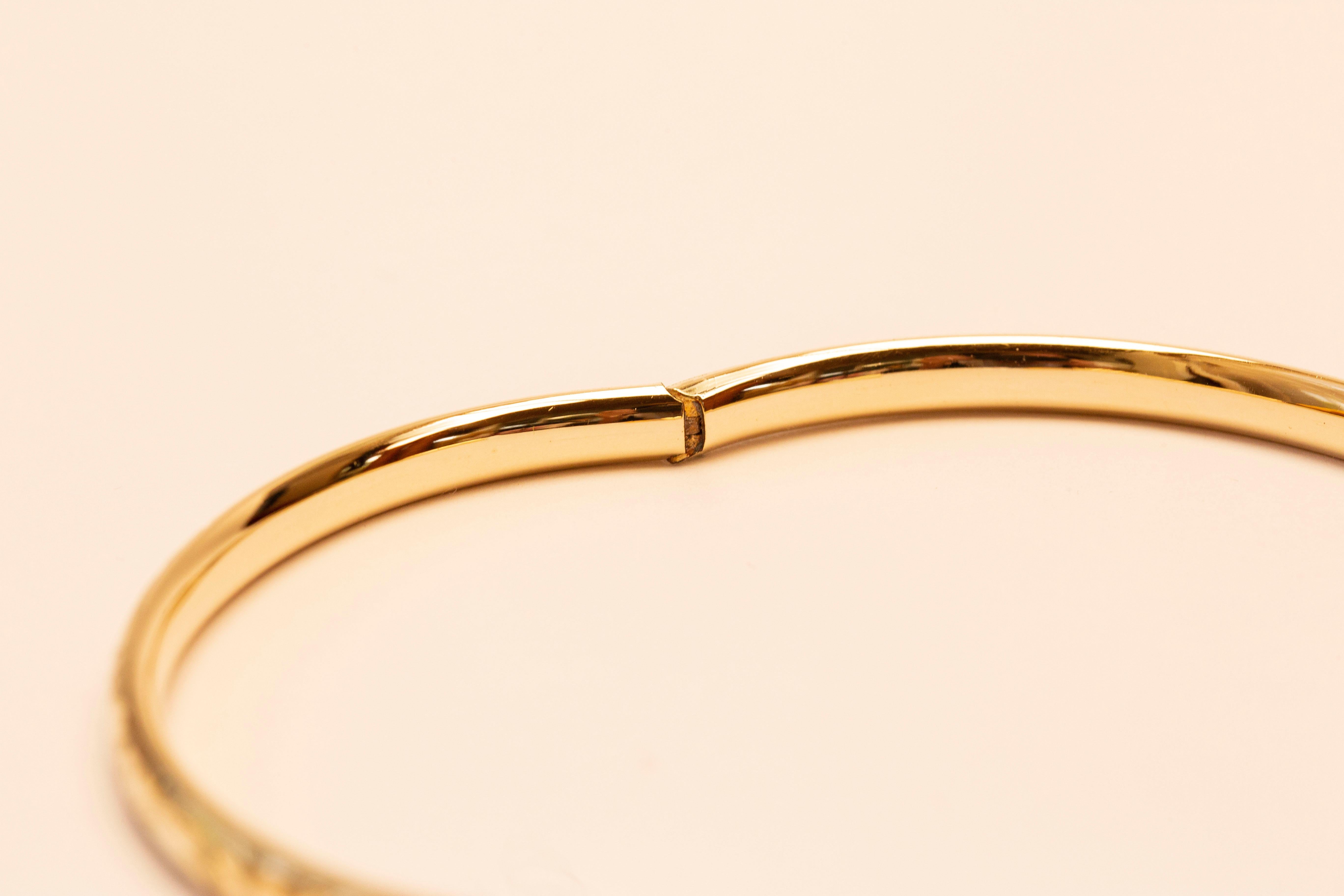 14 Karat Yellow Solid Gold Bangle Bracelet with Engraved Floral Decoration In Good Condition In Arnhem, NL