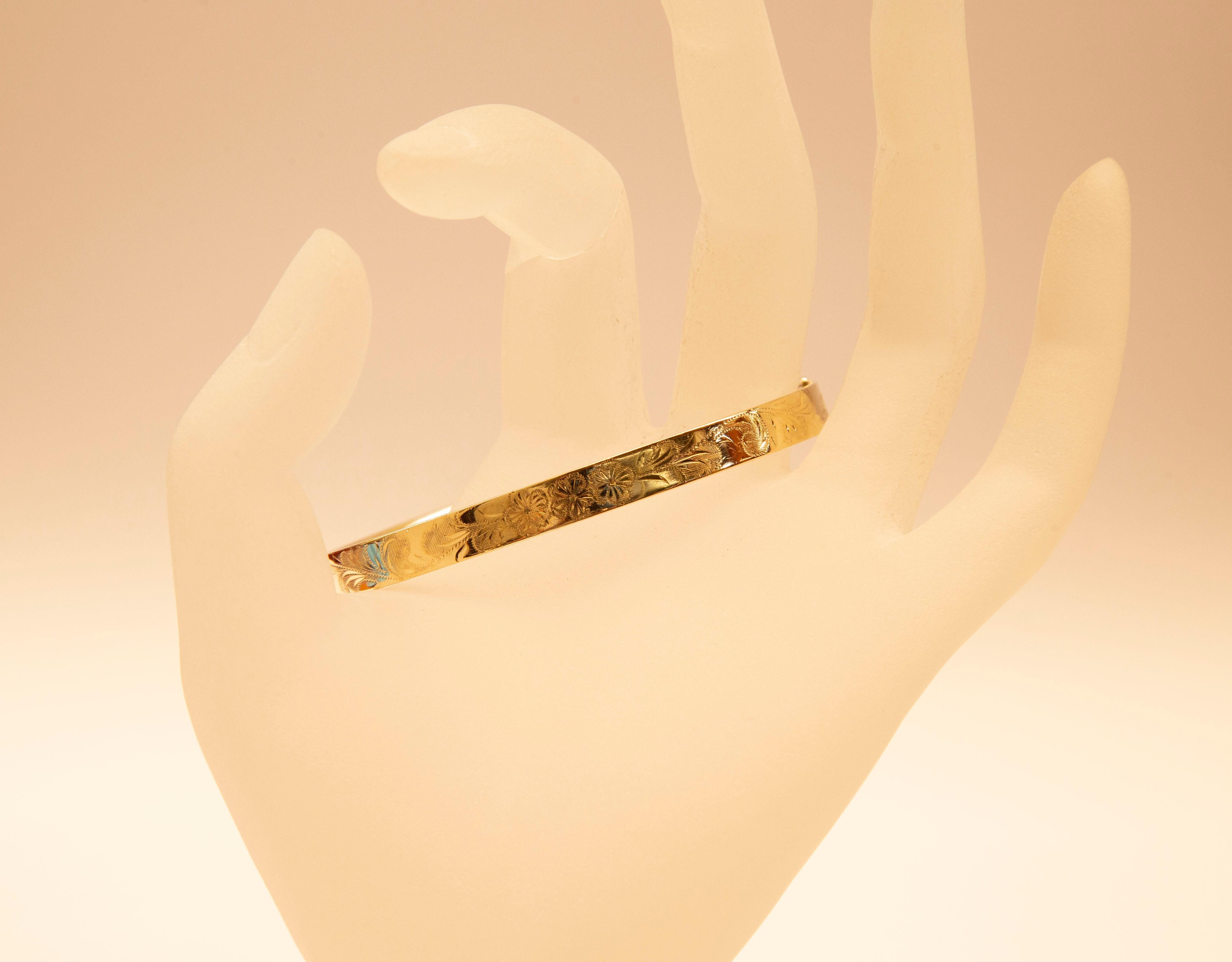 14 Karat Yellow Solid Gold Bangle Bracelet with Engraved Floral Decoration In Good Condition For Sale In Arnhem, NL