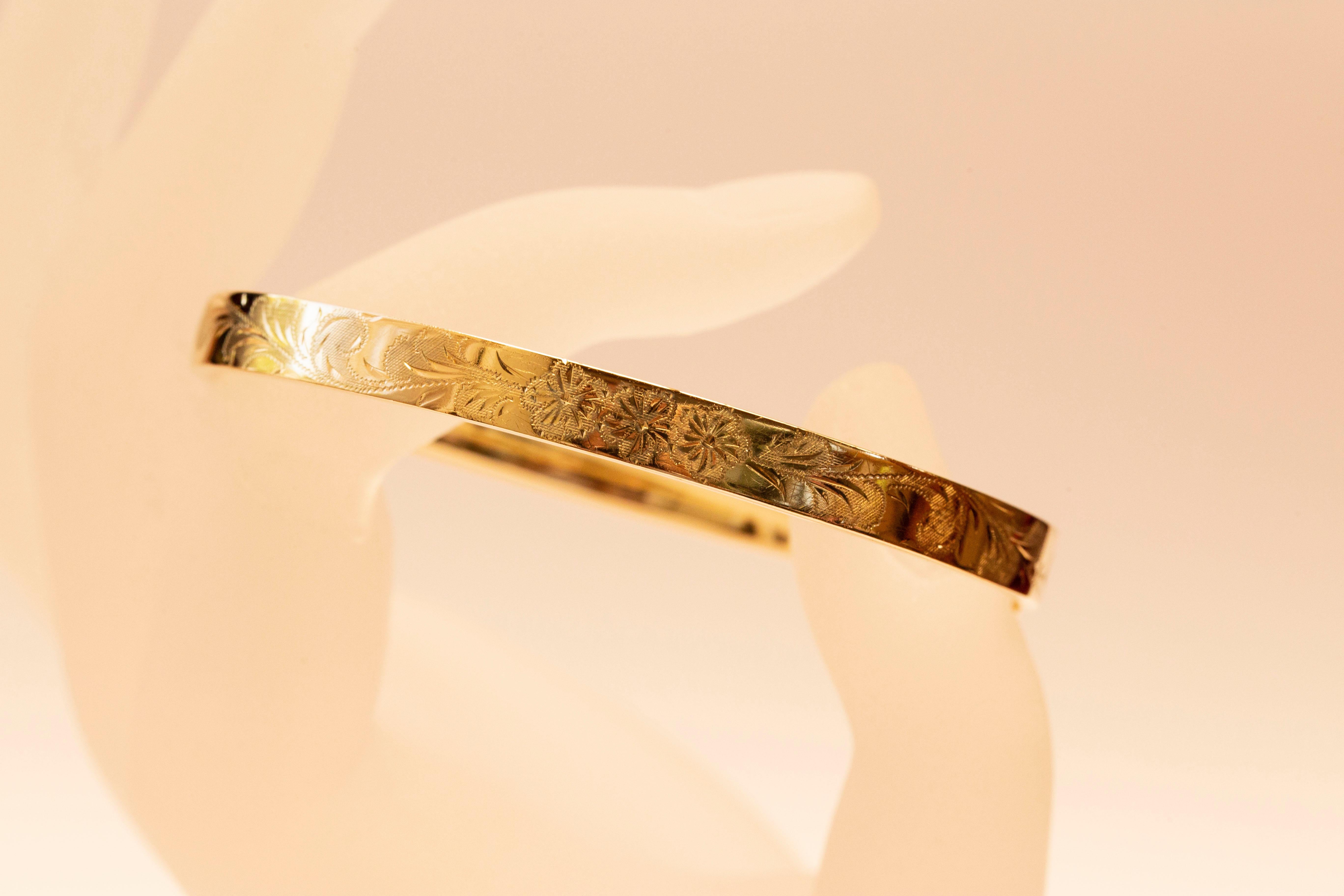 14 Karat Yellow Solid Gold Bangle Bracelet with Engraved Floral Decoration For Sale 1