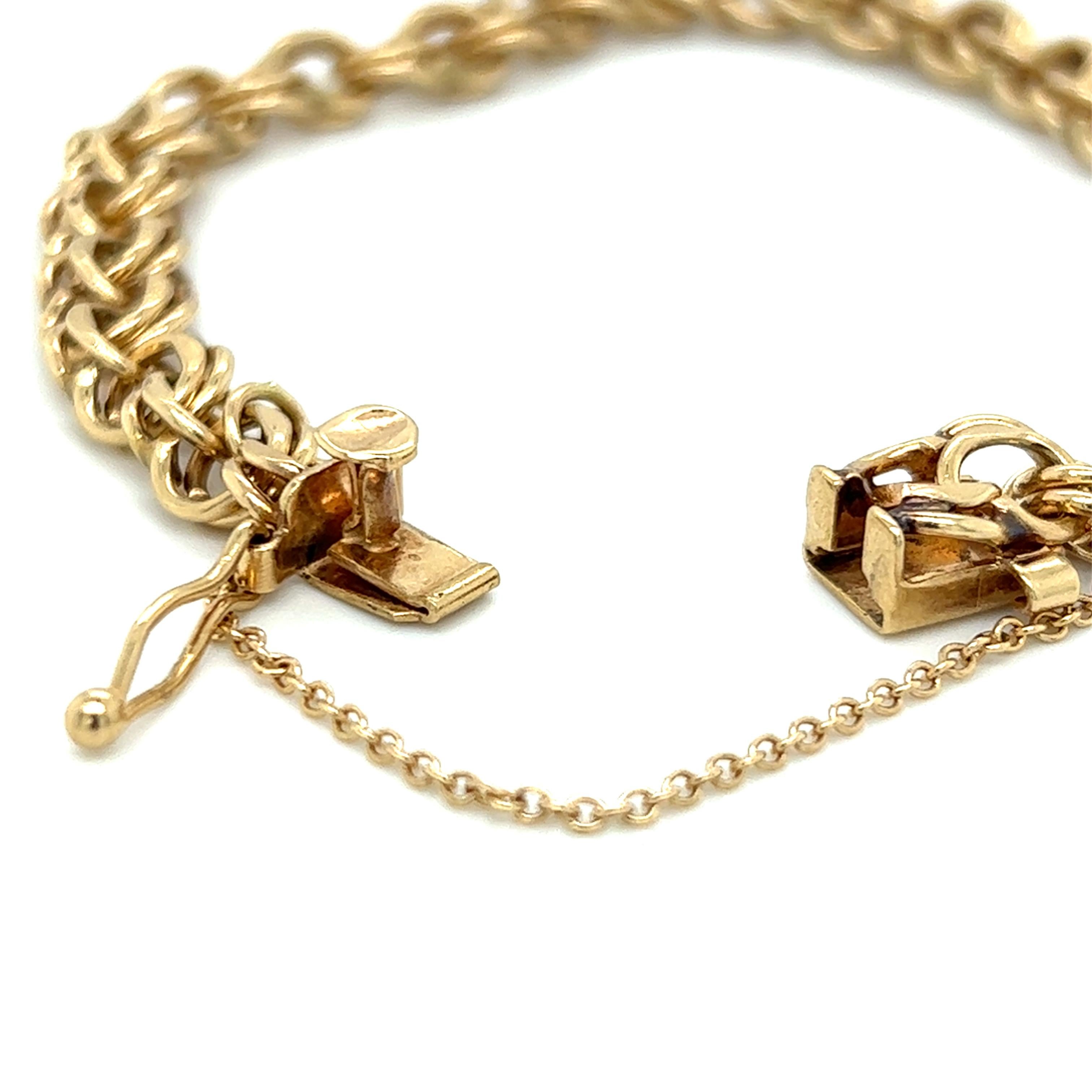 Un bracciale a doppia maglia in oro giallo 14 carati, largo 7,21 mm, lungo 7,25 pollici e completo di chiusura a scatola e chiusura di sicurezza a cerniera con catena di sicurezza da 2 pollici. Il bracciale pesa 16.4 grammi in totale.