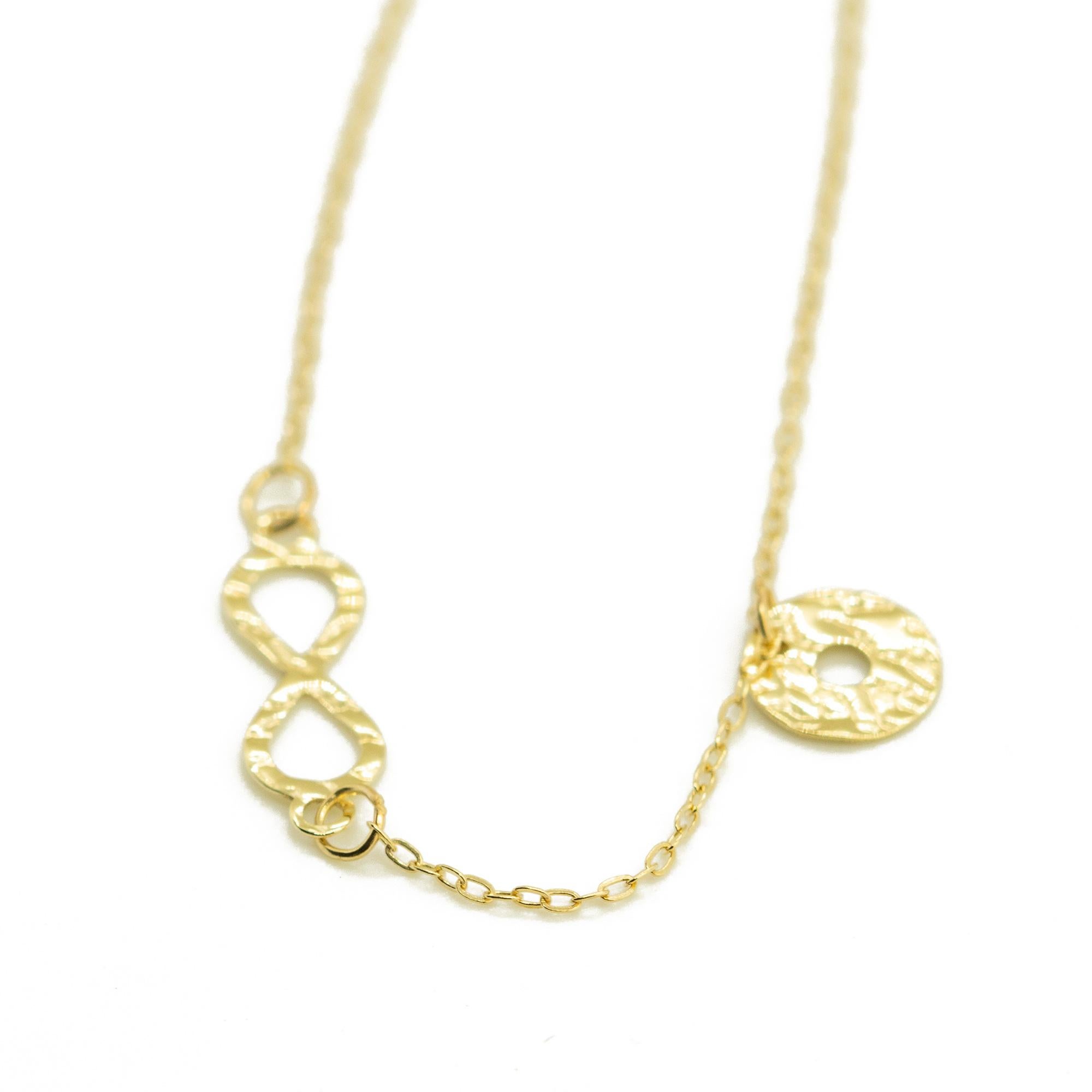 Bracciale a catena con ciondolo del segno fortunato dell'infinito in oro giallo massiccio 14 carati in vendita 2