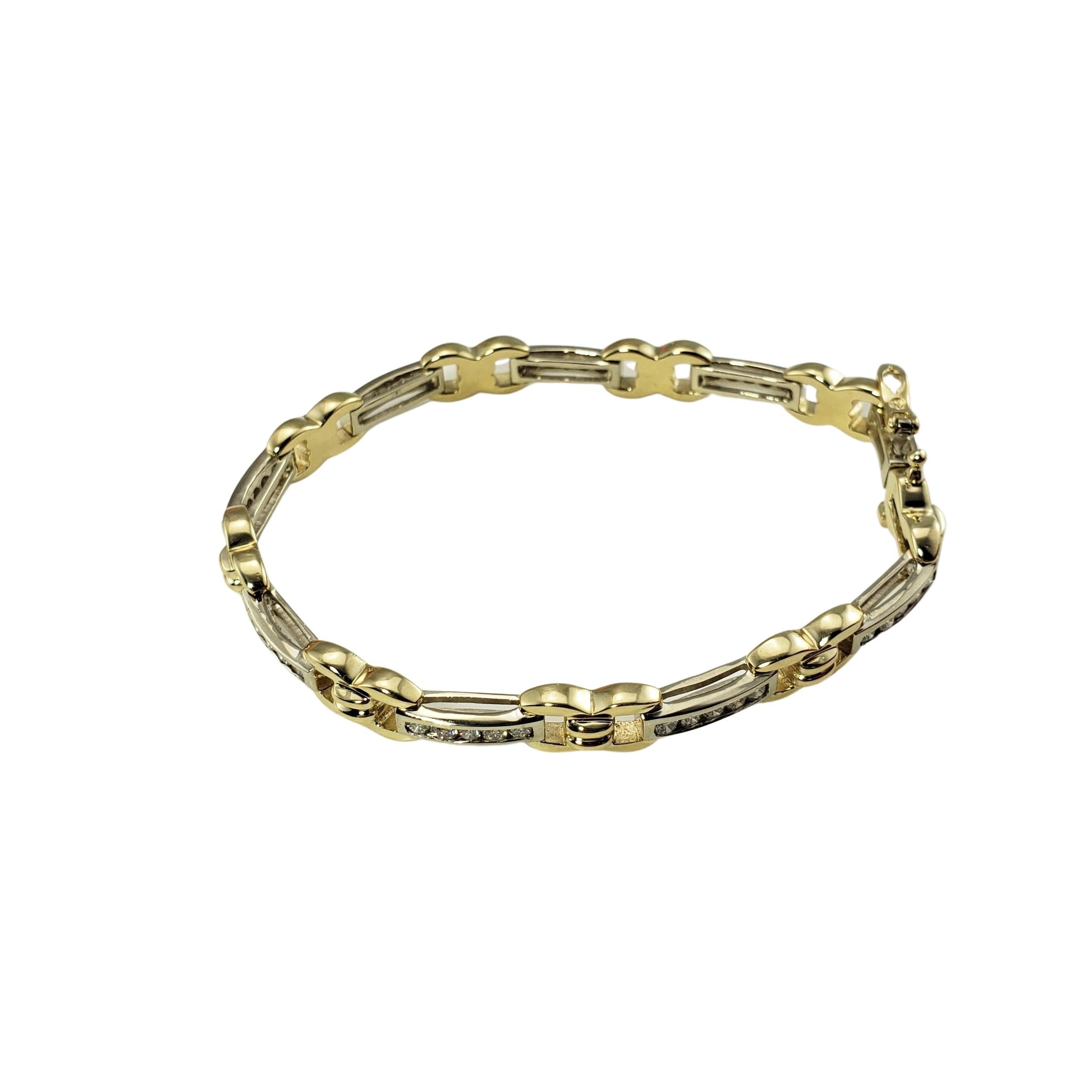 14 Karat Gelb-/Weißgold und Diamantarmband

Dieses atemberaubende Armband besteht aus 45 runden Diamanten im Brillantschliff, die in wunderschön detailliertes 14-karätiges Weiß- und Gelbgold gefasst sind.  Breite:  7 mm.

Ungefähres Gesamtgewicht
