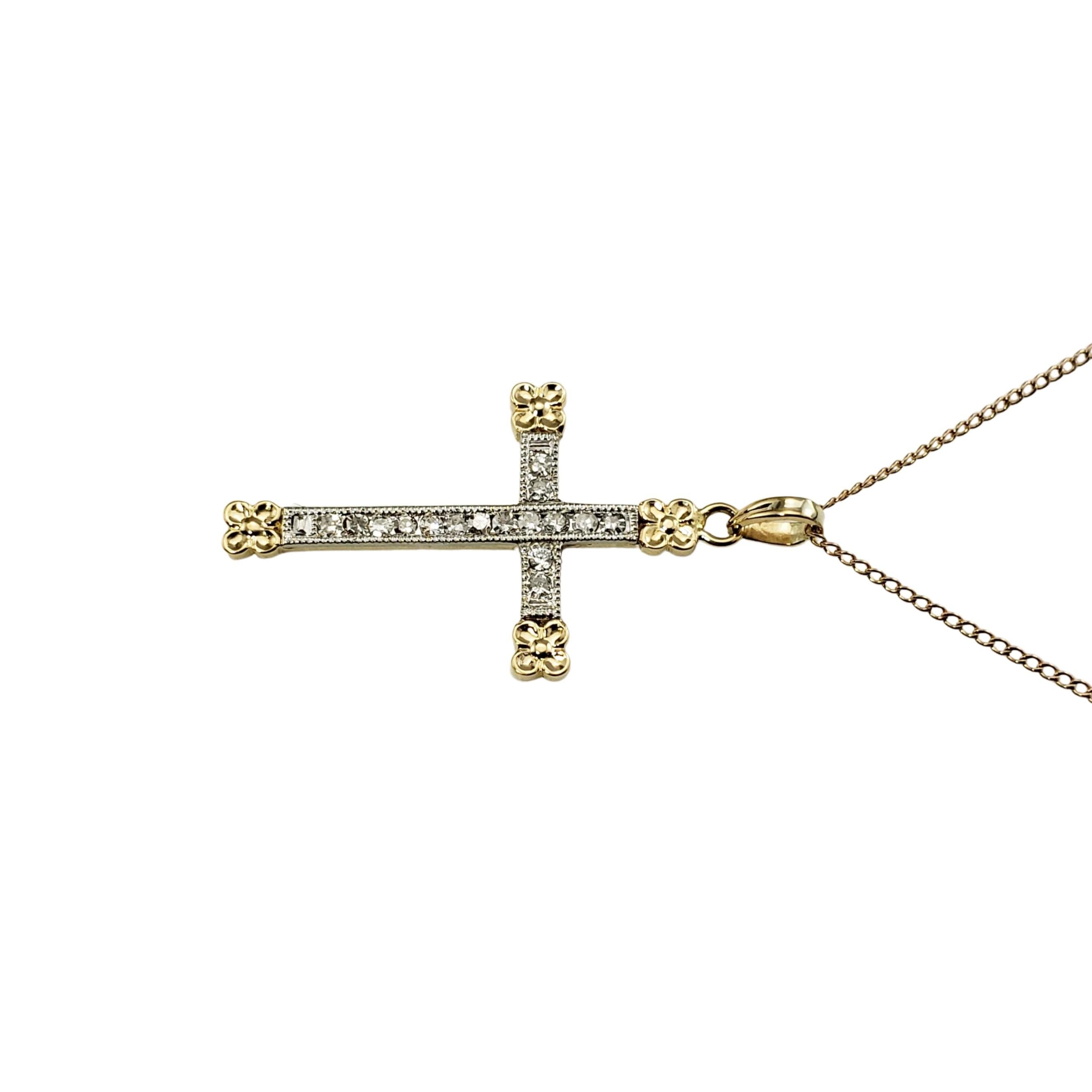 14 Karat Gelb-/Weißgold und Diamant-Kreuz-Anhänger Halskette (Einfacher Schliff) im Angebot