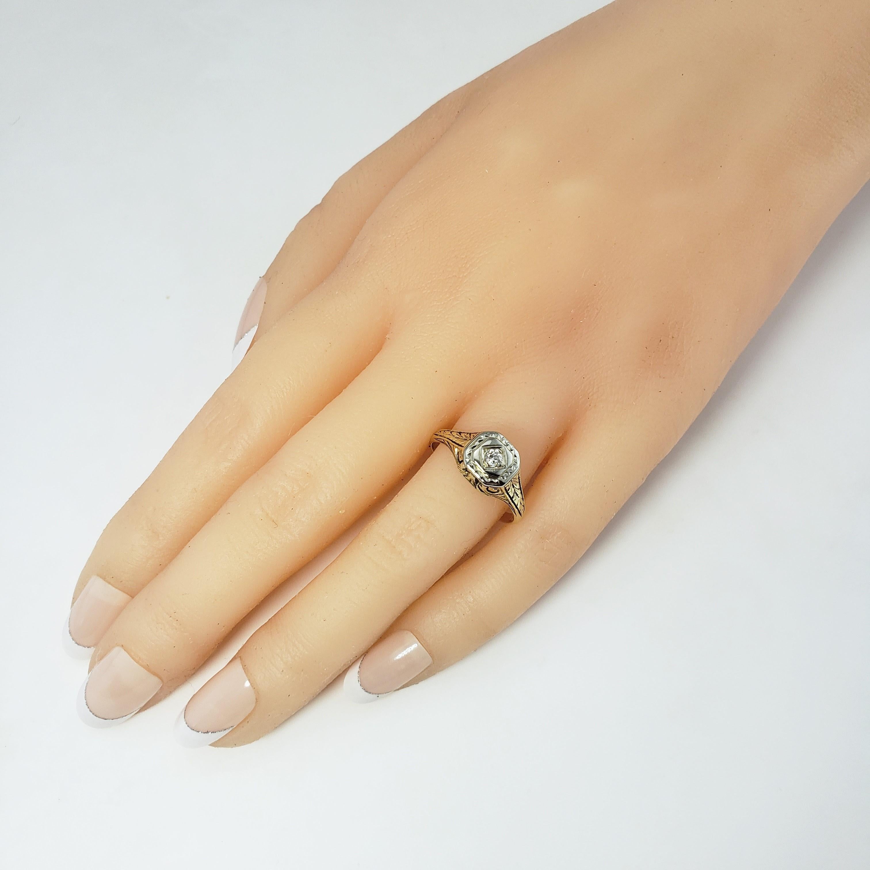 Vintage 14 Karat Gelb/Weiß Gold und Diamant Ring Größe 7.5-

Dieser funkelnde Ring besteht aus einem runden Diamanten mit Brillantschliff, der in wunderschön detailliertem 14-karätigem Gelb- und Weißgold gefasst ist.

Breite: 8 mm. Schaft: 2