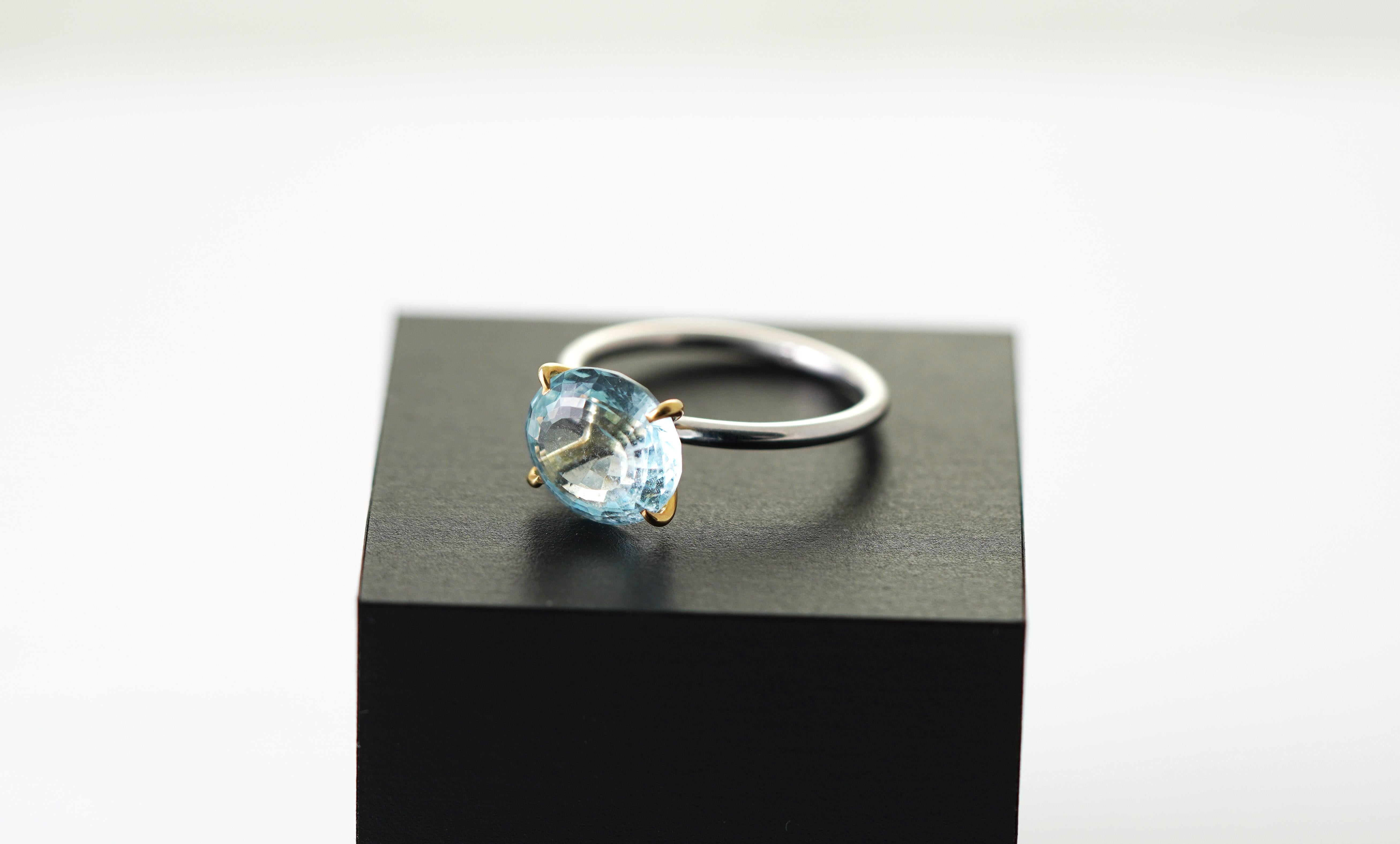 Una composizione delicata ma di grande effetto: questo anello artigianale abbina la fresca luminosità dell'oro bianco al caldo bagliore dell'oro giallo, creando una sottile armonia bicolore che esalta la sua silhouette moderna e ariosa. Al centro si