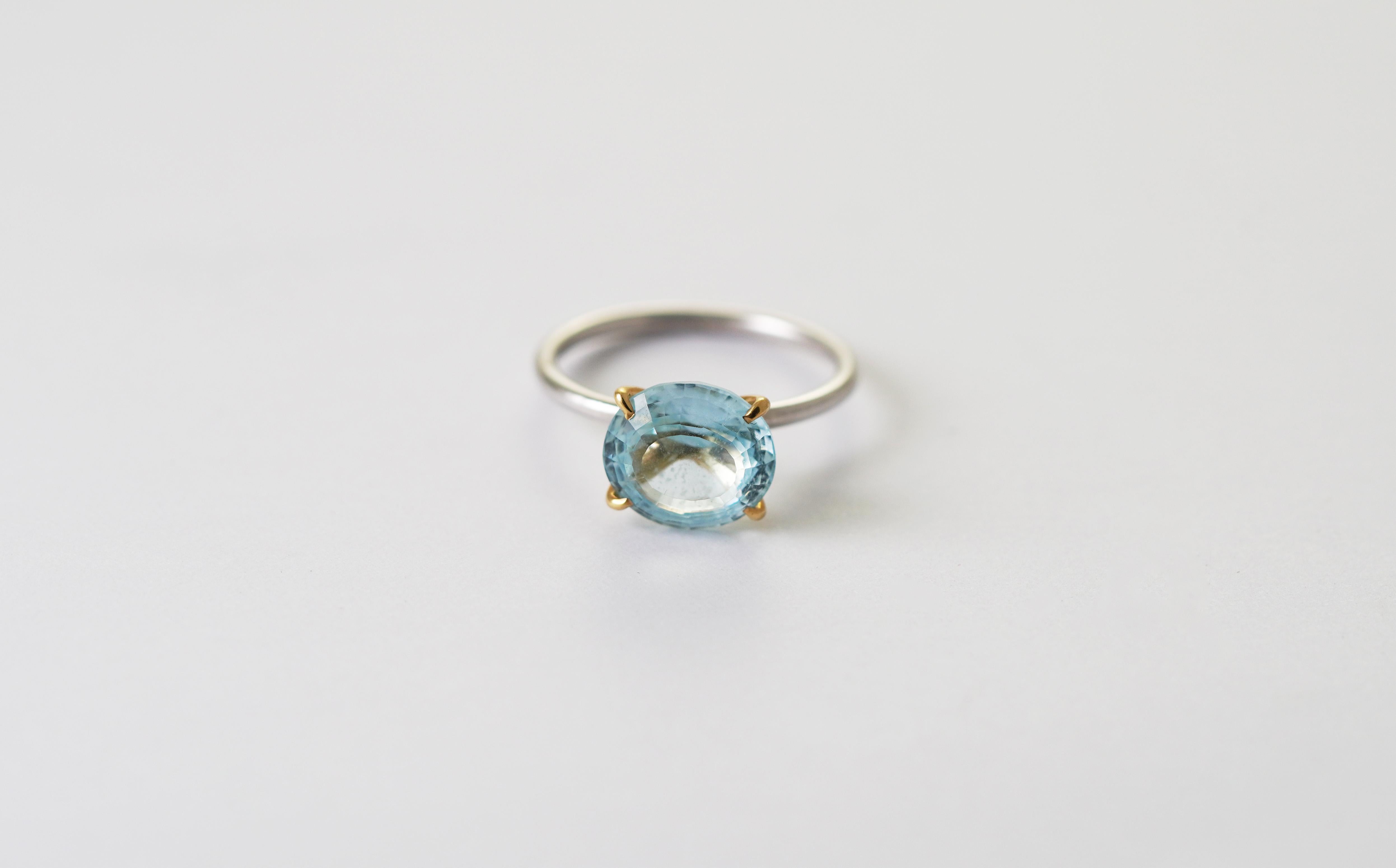 Moderno Anello con acquamarina in oro giallo e bianco 14 carati in vendita