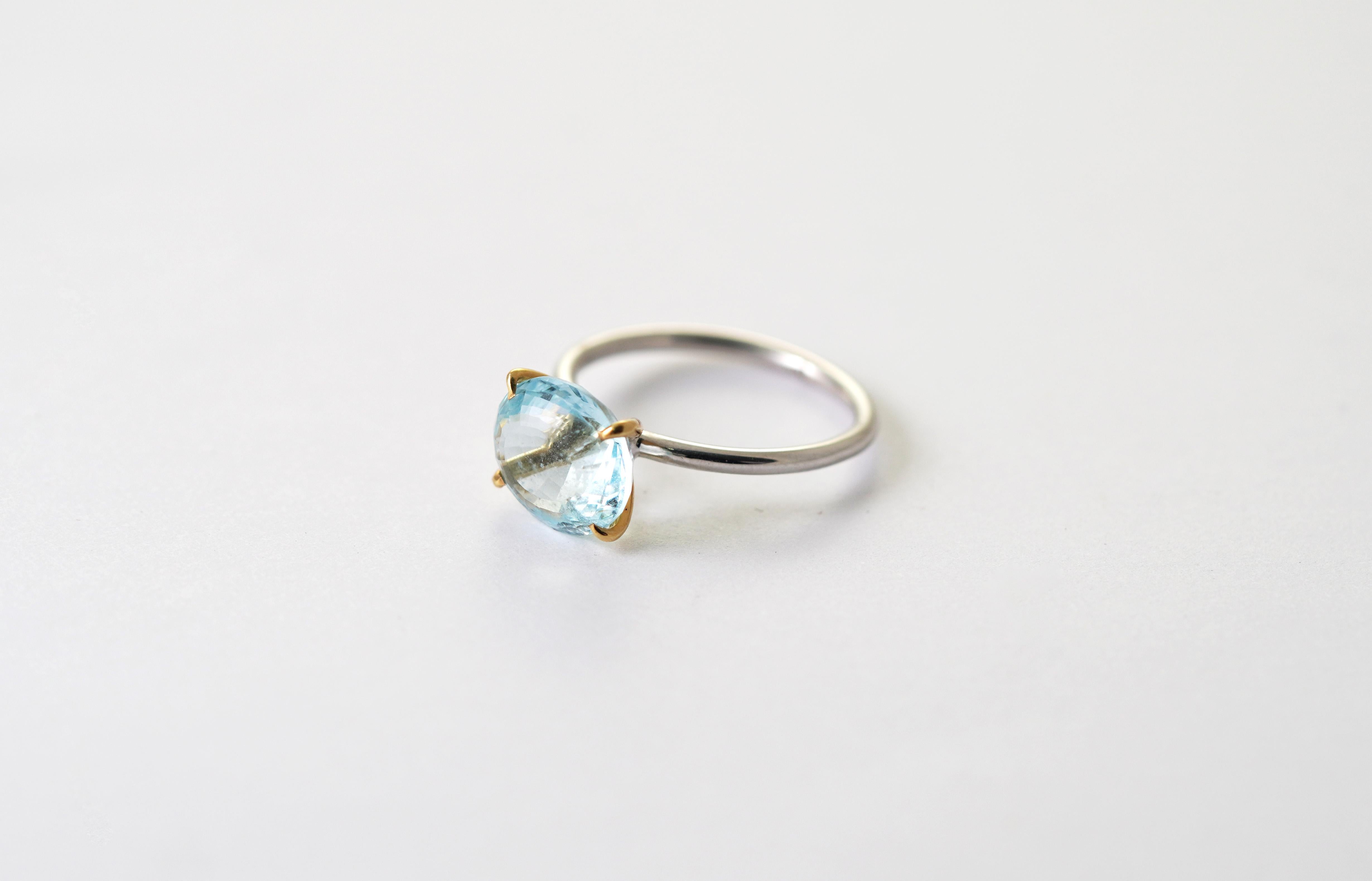Taglio ovale Anello con acquamarina in oro giallo e bianco 14 carati in vendita
