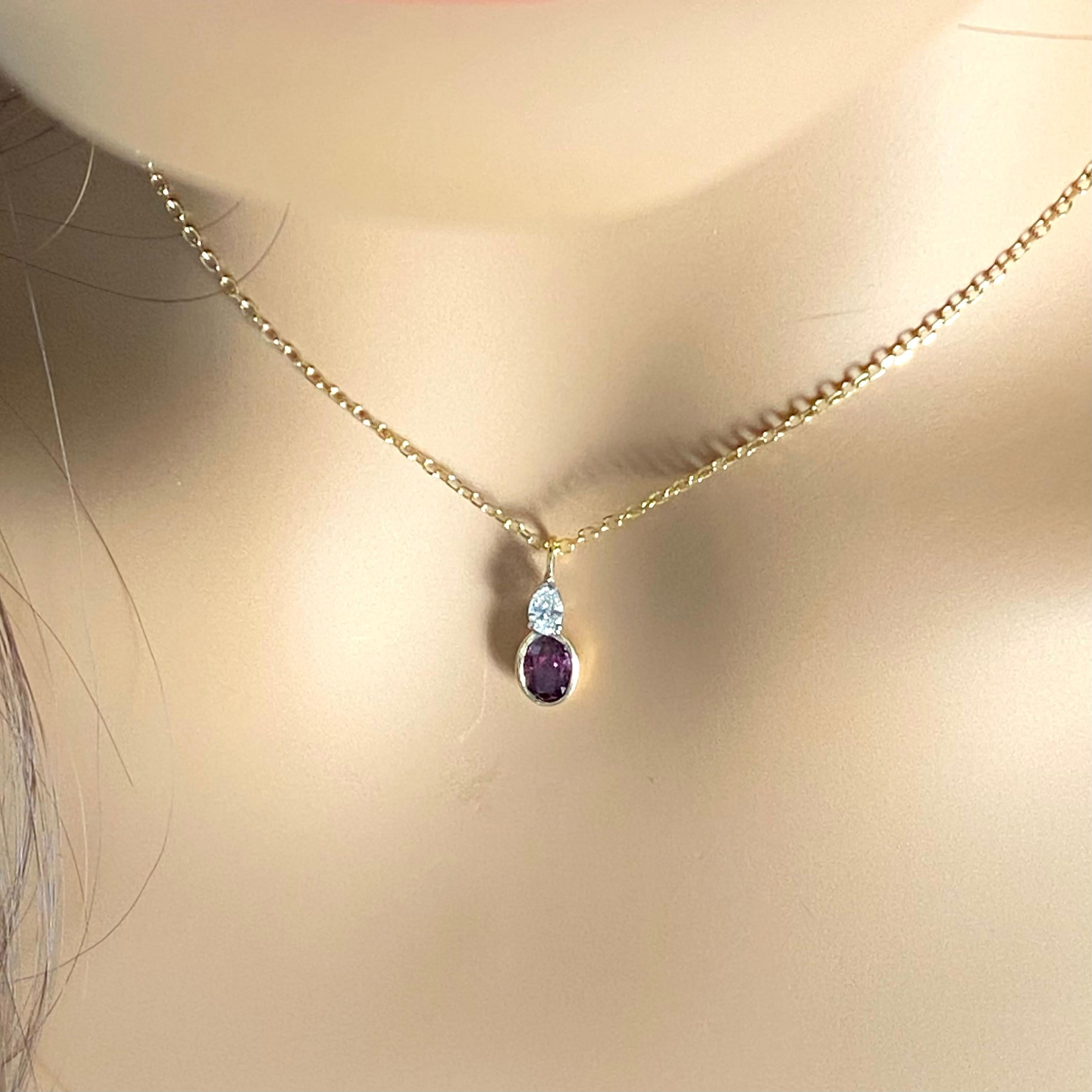 Taille ovale Montre en or jaune et blanc 14 carats sertie d'un rubis ovale  Pendentif diamant poire en vente