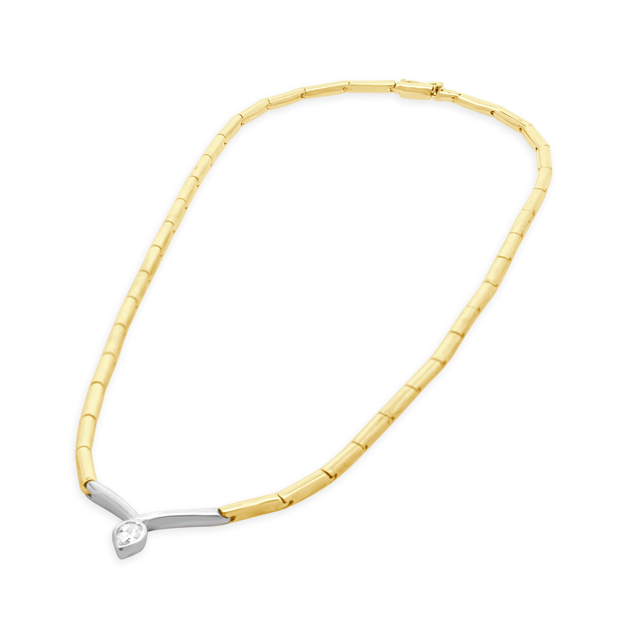 Designer : design personnalisé
MATERIAL : Or jaune et blanc 14k
Diamant : 1 taille poire = 0,45ct
Couleur : H 
Clarté : SI1
Dimensions : le collier mesure 17,25 pouces de long.
Poids : 19,60 grammes
