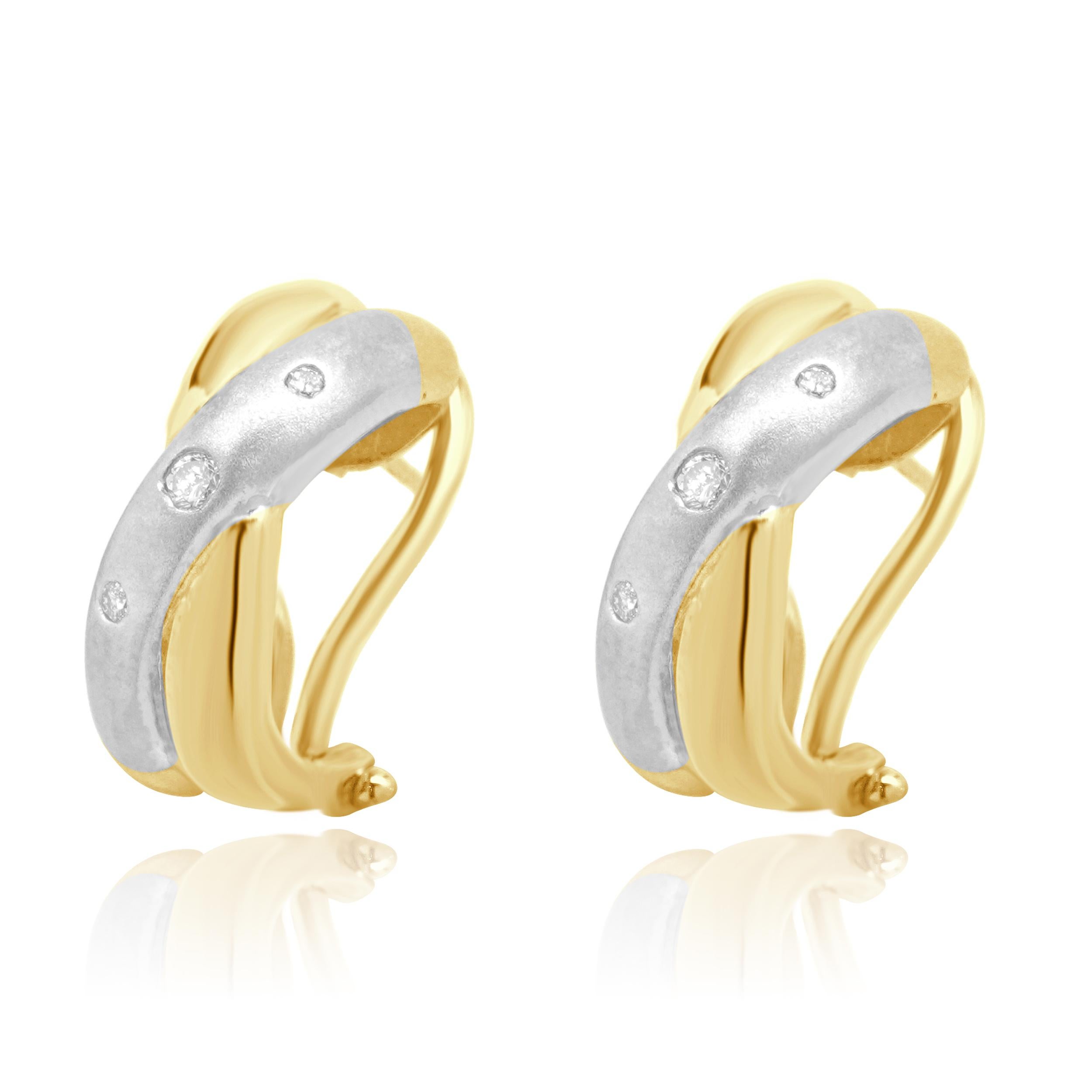 Boucles d'oreilles croisées en or jaune et blanc 14 carats
                                                                                     

MATERIAL : Or jaune et blanc 14K
Diamants : 6 diamants ronds de taille brillant =0.10cttw
Couleur :
