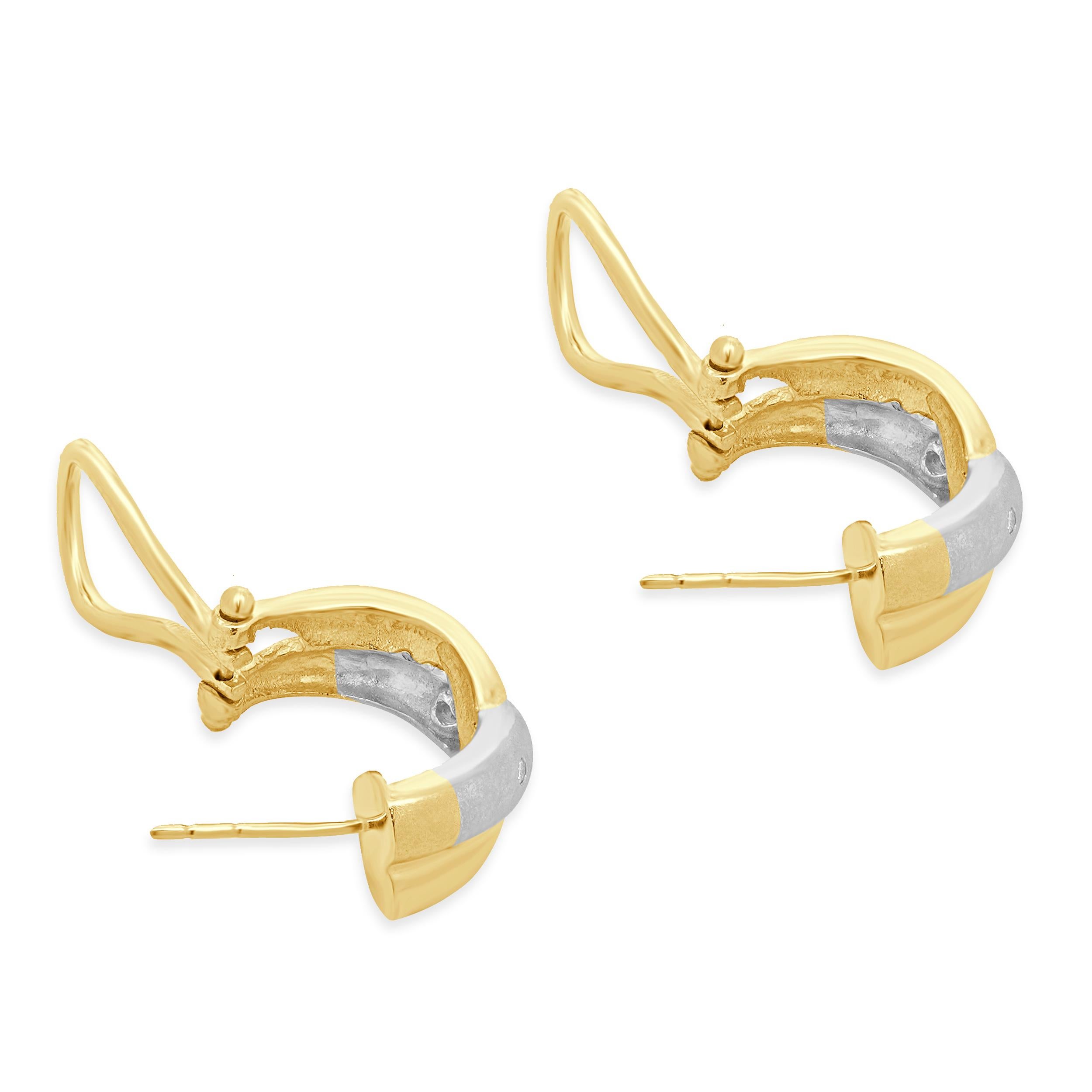 Taille ronde Boucles d'oreilles croisées en or jaune et blanc 14 carats en vente