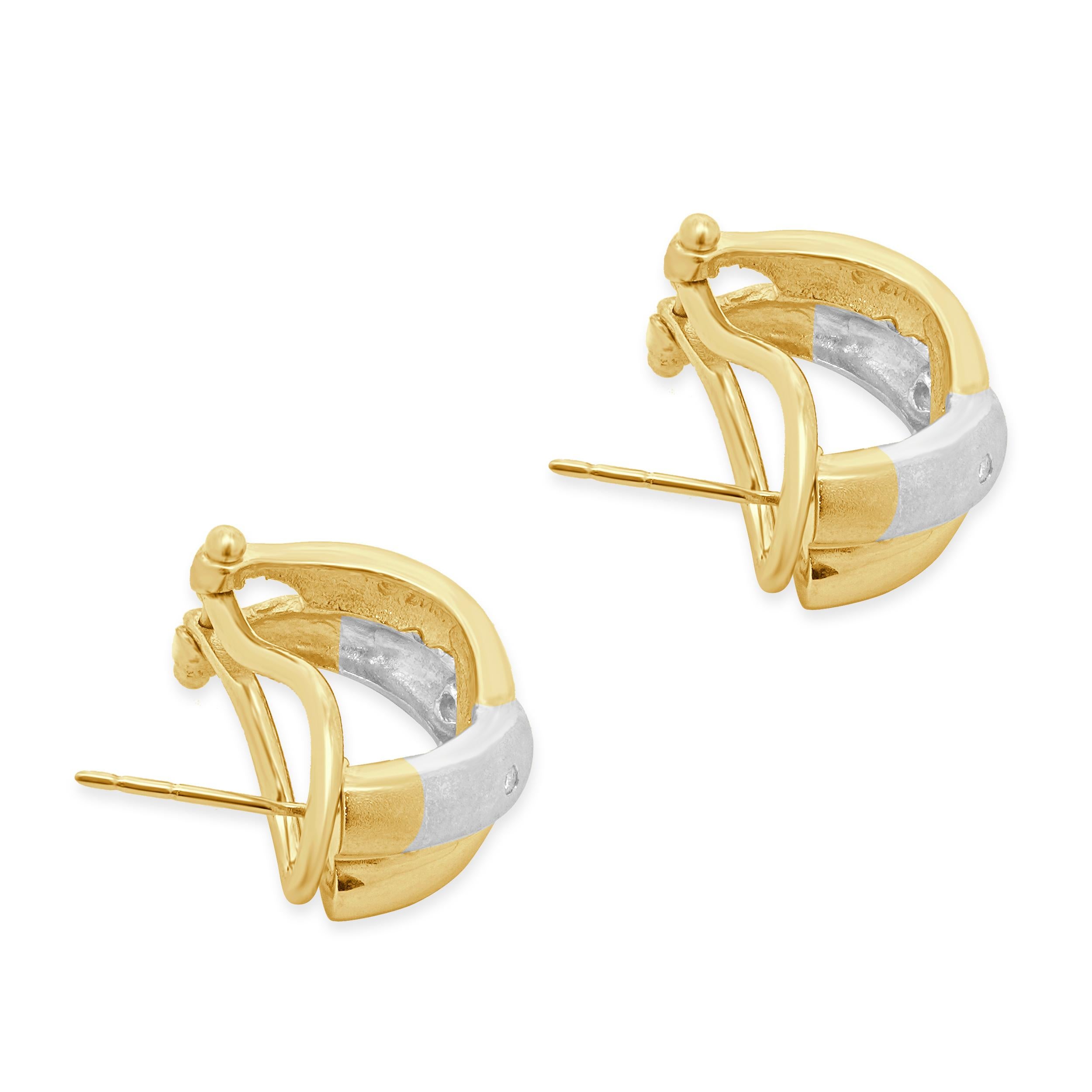 Boucles d'oreilles croisées en or jaune et blanc 14 carats Excellent état - En vente à Scottsdale, AZ