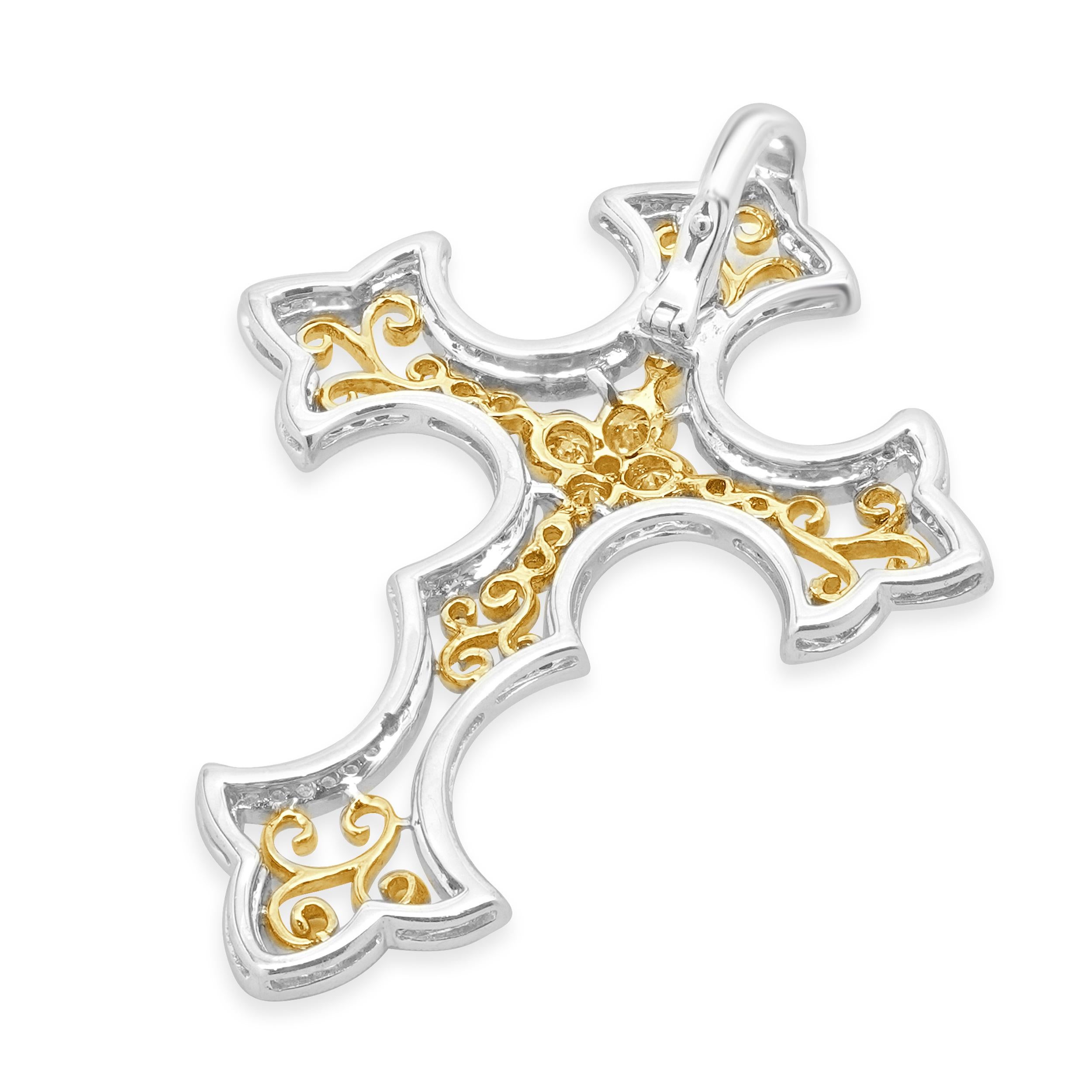 Taille brillant Croix en or jaune et blanc 14 carats avec diamants en vente