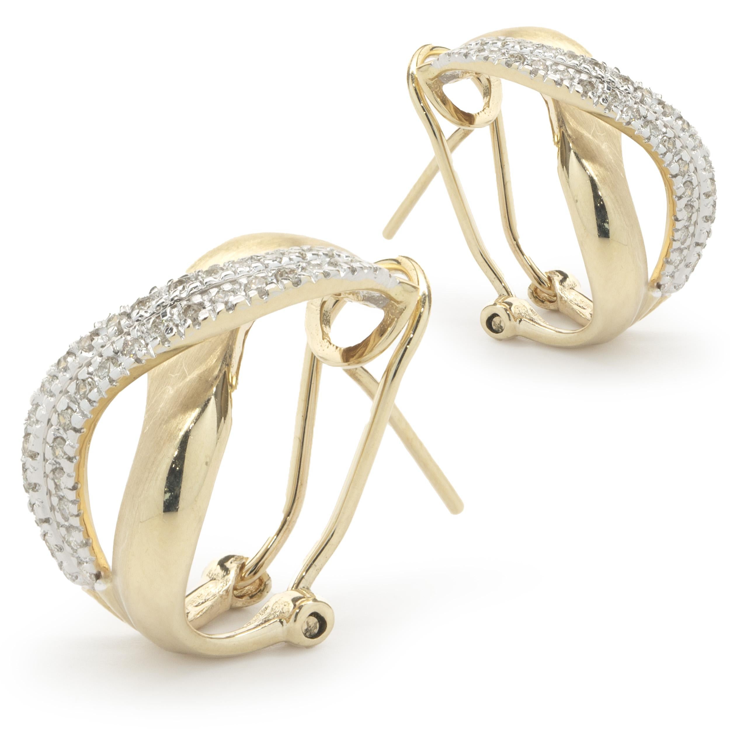 Taille ronde Boucles d'oreilles croisées en or jaune et blanc 14 carats avec diamants en forme de double S en vente