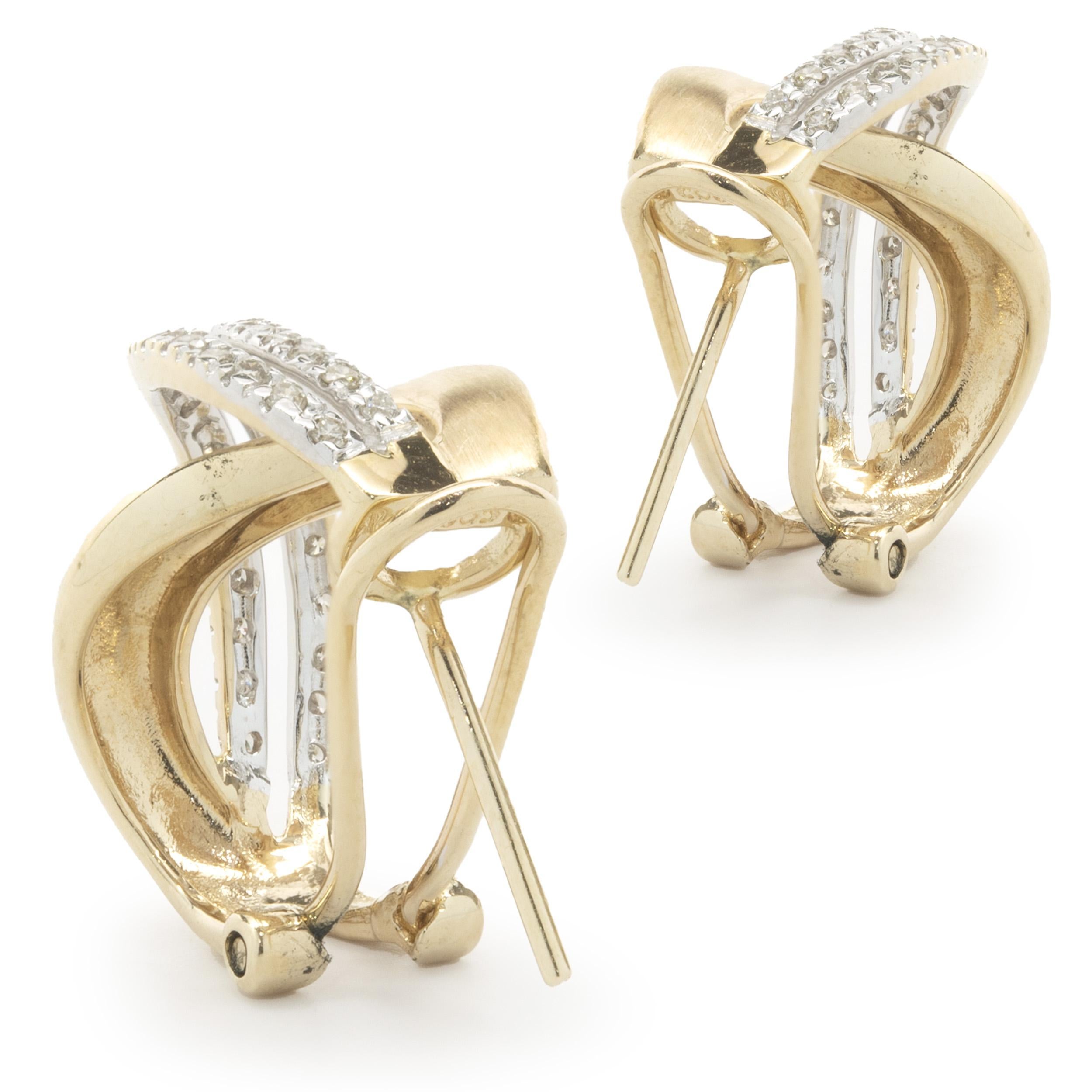 Boucles d'oreilles croisées en or jaune et blanc 14 carats avec diamants en forme de double S Excellent état - En vente à Scottsdale, AZ