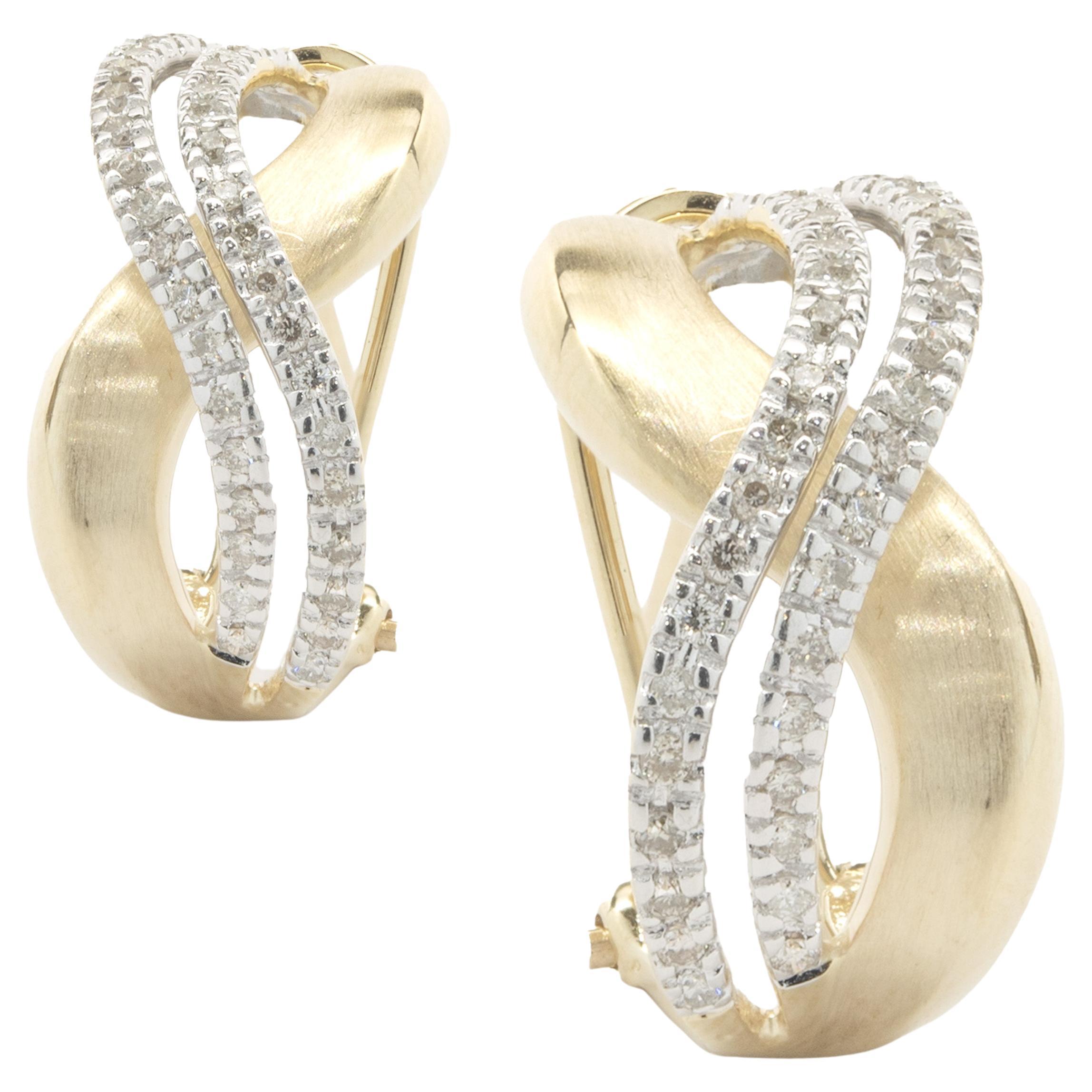Boucles d'oreilles croisées en or jaune et blanc 14 carats avec diamants en forme de double S en vente