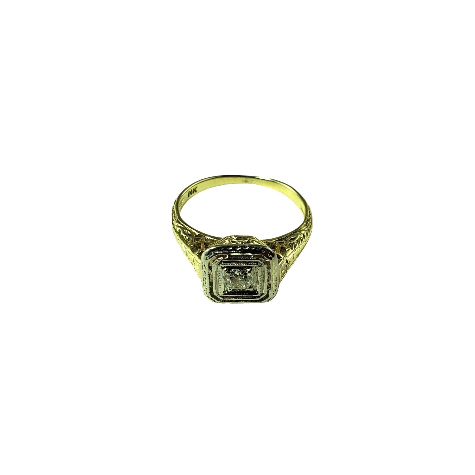 Dieser funkelnde Ring besteht aus einem runden Diamanten mit europäischem Schliff, gefasst in wunderschön detailliertem 14-karätigem Weiß- und Gelbgold.

Ungefähres Gesamtgewicht der Diamanten: .15ct.

Farbe des Diamanten: G

Reinheit des Diamanten: