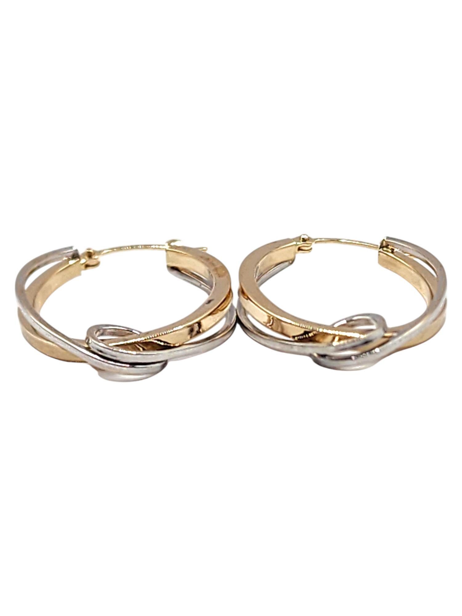 Orecchini a cerchio ovale in oro giallo e bianco 14 carati

Questi bellissimi cerchi ovali in oro giallo 14K hanno uno splendido filo avvolto in oro bianco 14K!

Dimensioni: 30,92 mm X 21,44 mm X 4,28 mm

Peso: 2,72 g/ 1,75 dwt

Punzone: 14K