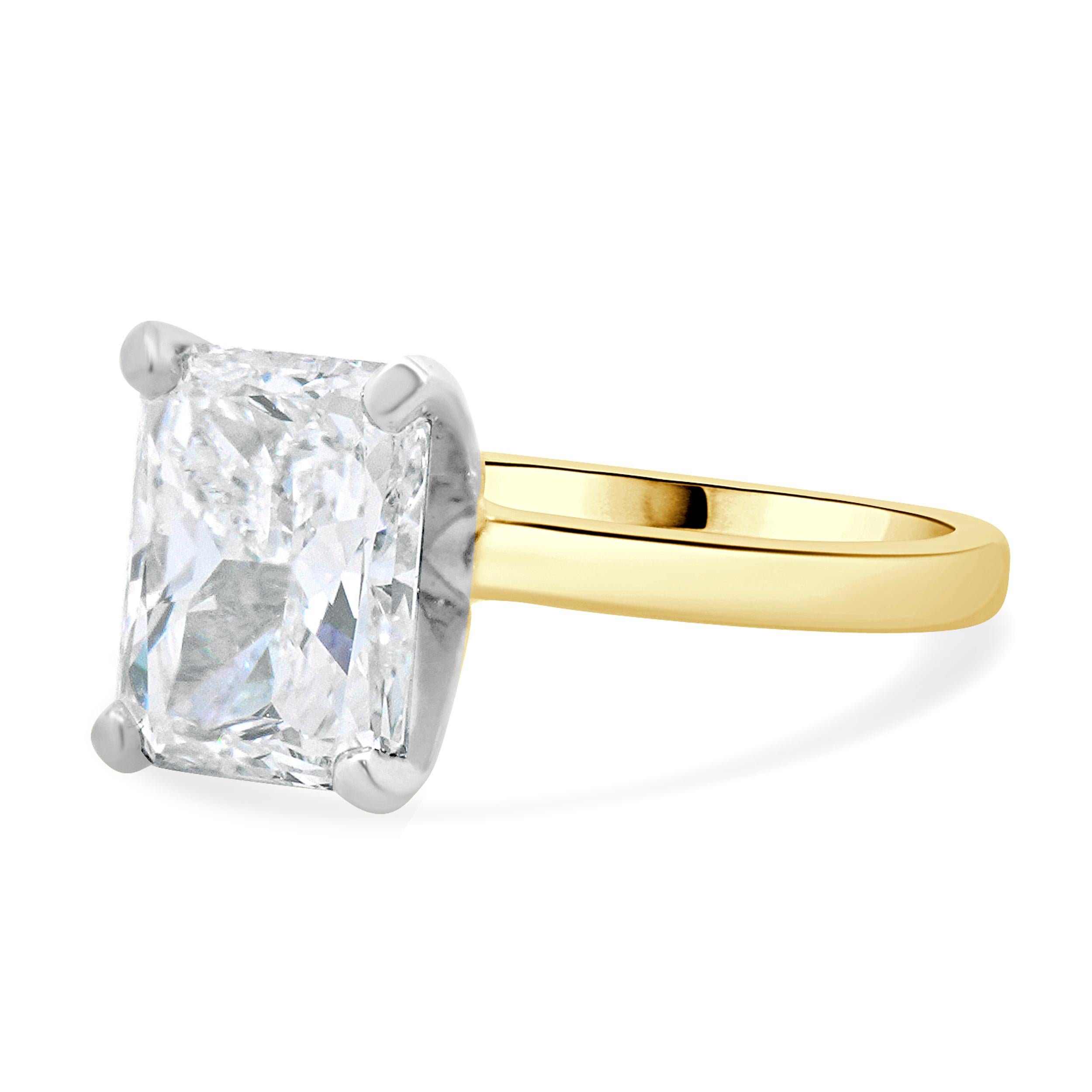 Design/One Kabana
MATERIAL : Or jaune et blanc 14K
Diamant : 1 taille radiant =2.77ct
Couleur : F
Clarté : SI2
GIA : 11221819
Dimensions : la partie supérieure de l'anneau mesure 10 mm de large
Taille de la bague : 5 (taille complémentaire