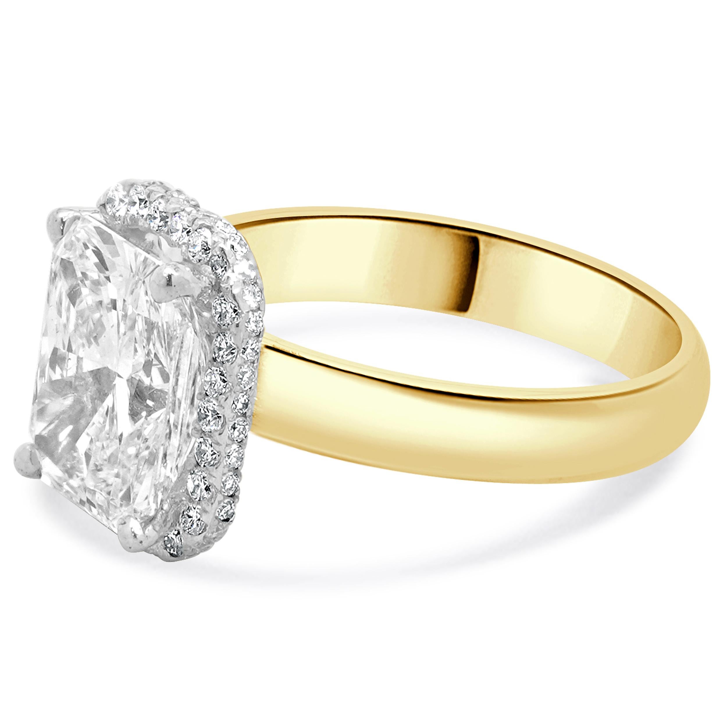 Concepteur : personnalisé
MATERIAL : Or jaune et blanc 14K
Diamant central : 3,04 ct taille radieuse  
Couleur : H
Clarté : VS2
GIA : 15820588
Diamants : 50 taille ronde= 1.00cttw
Couleur : G
Clarté : VS1-2
Taille de la bague : 6.5 (veuillez prévoir