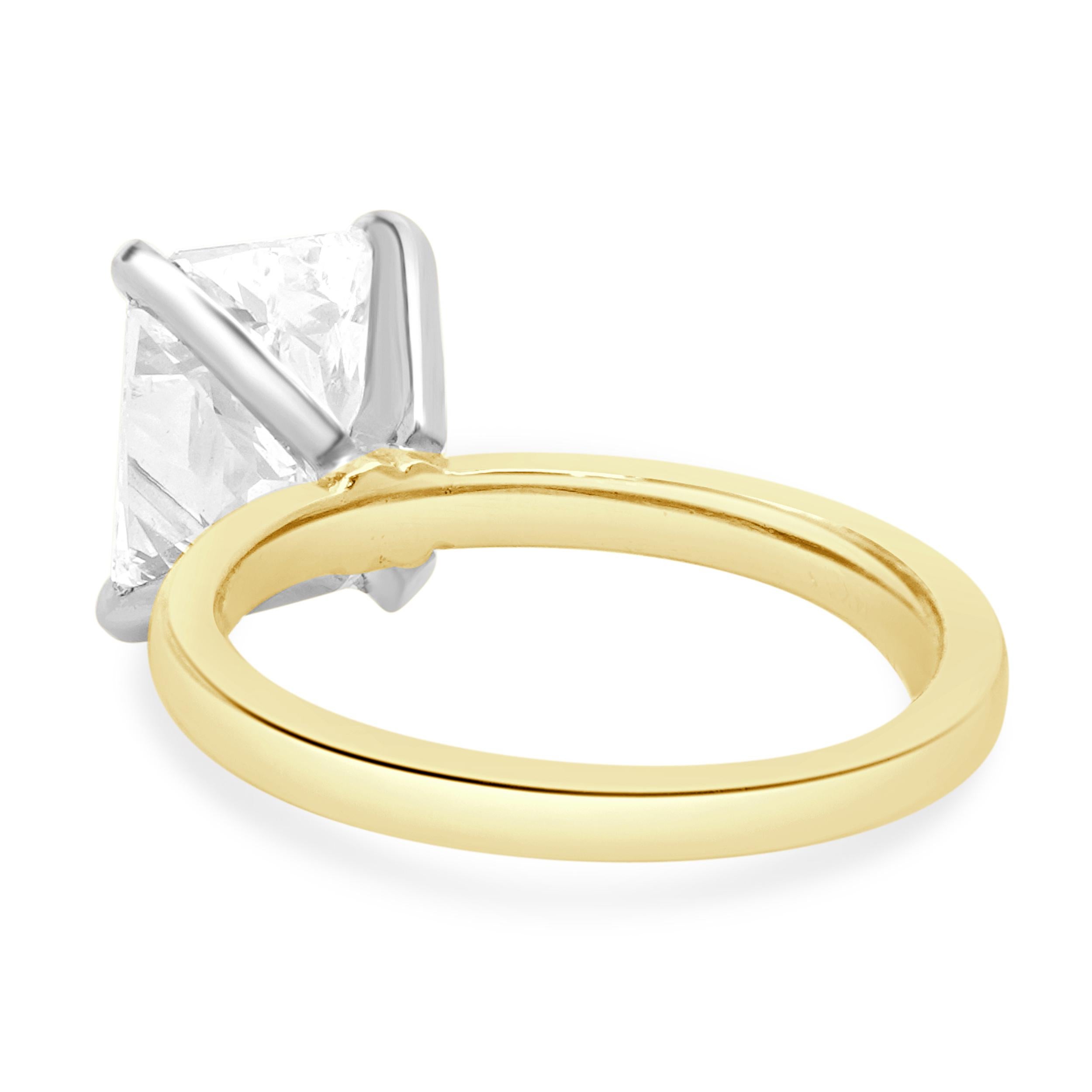 Taille radiant Bague de fiançailles en or jaune et blanc 14 carats avec diamant taille radiant en vente
