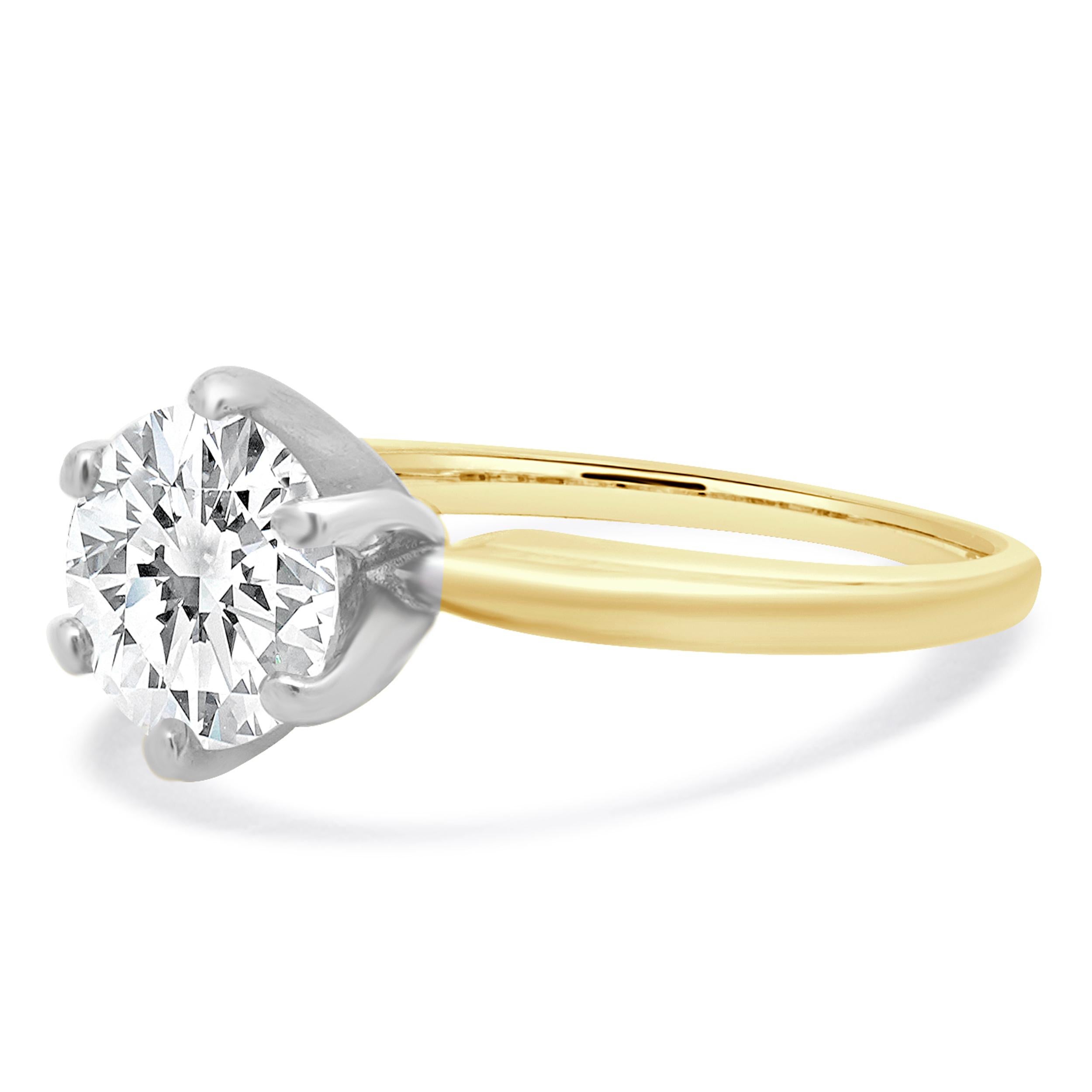 MATERIAL : Or jaune et blanc 14K
Diamant central : 1 diamant rond de taille brillant = 1,56ct
Couleur : D
Clarté : SI2
EGL : 2000-05312316
Taille de l'anneau : 6 (veuillez prévoir jusqu'à 2 jours ouvrables supplémentaires pour les demandes de
