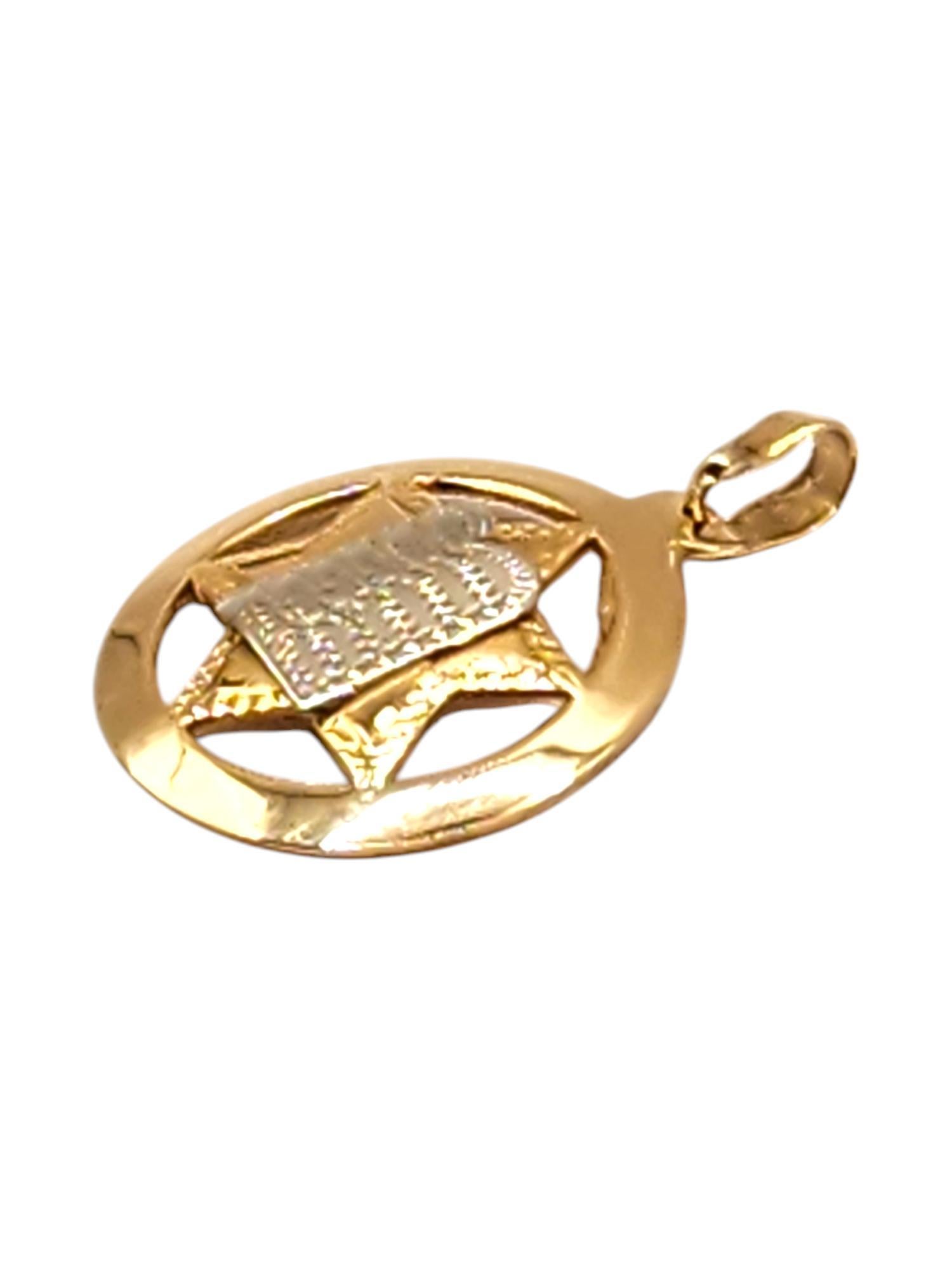 Étoile de David en or jaune et blanc 14 carats avec breloque Torah

Cette magnifique breloque a été méticuleusement fabriquée en or jaune 14 carats en forme d'étoile de David avec une torah en or blanc 14 carats !

Taille : 22.08mm X 15.9mm X