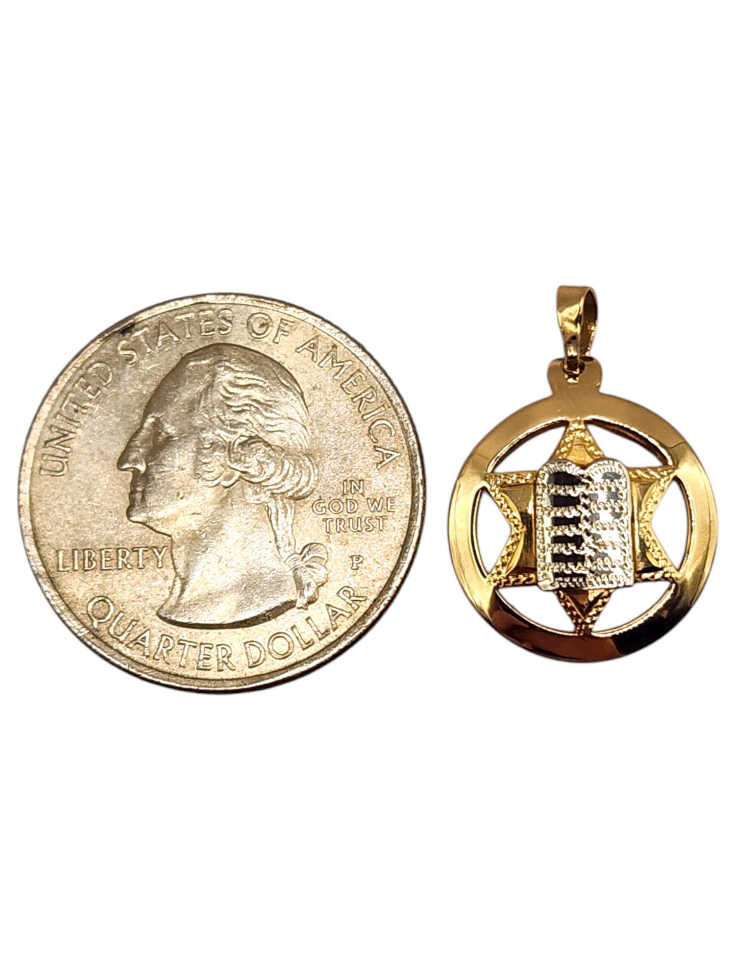 Étoile de David en or jaune et blanc 14 carats avec breloque Torah n° 19996 en vente 1
