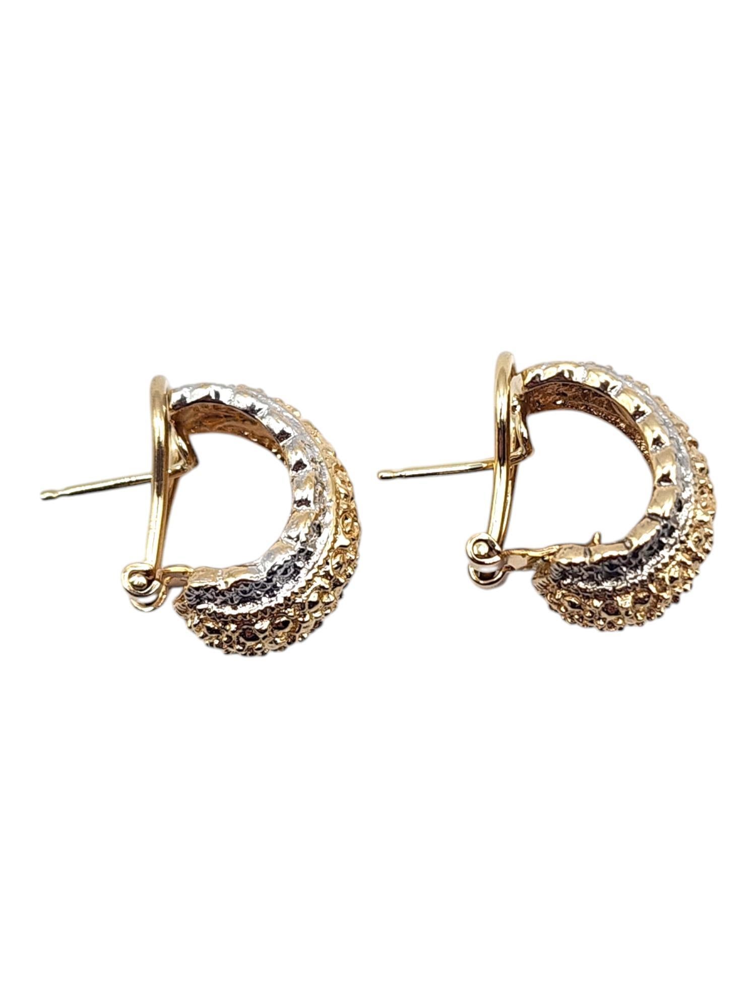 14 Karat Yellow & White Gold Omega Back Earrings

These beautiful omega back earrings were crafted from 14K yellow gold with a white gold trim, meticulous detailing, and a tectured finish!

Size: 17.22mm X 11.9mm X 4.25mm

Weight: 7.65 g/ 4.92