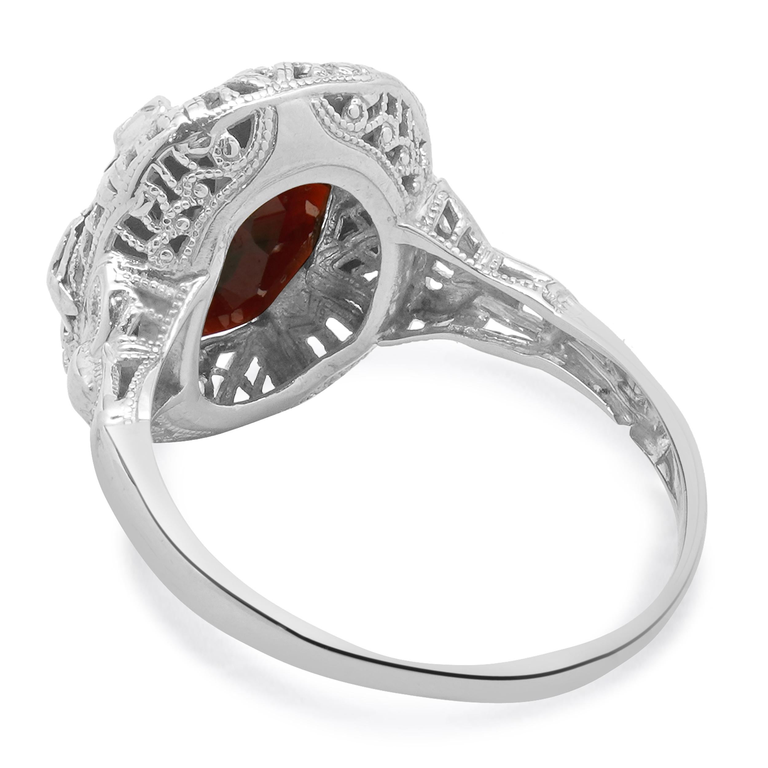 Taglio ovale Anello in oro giallo, bianco e rosa 14 carati con granato d'epoca in vendita