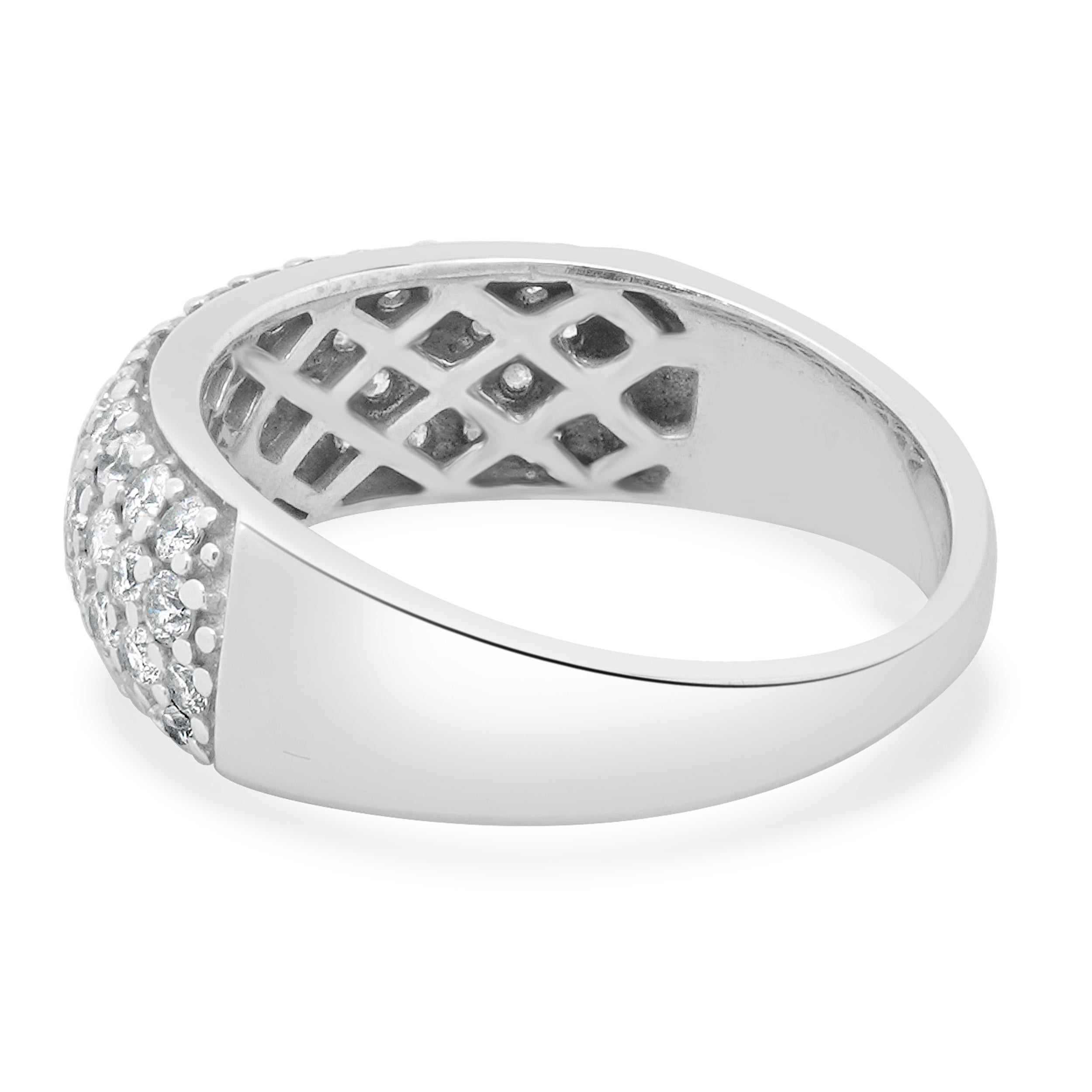 14 Kart White Gold Diamond Cluster Band In Excellent Condition For Sale In Scottsdale, AZ