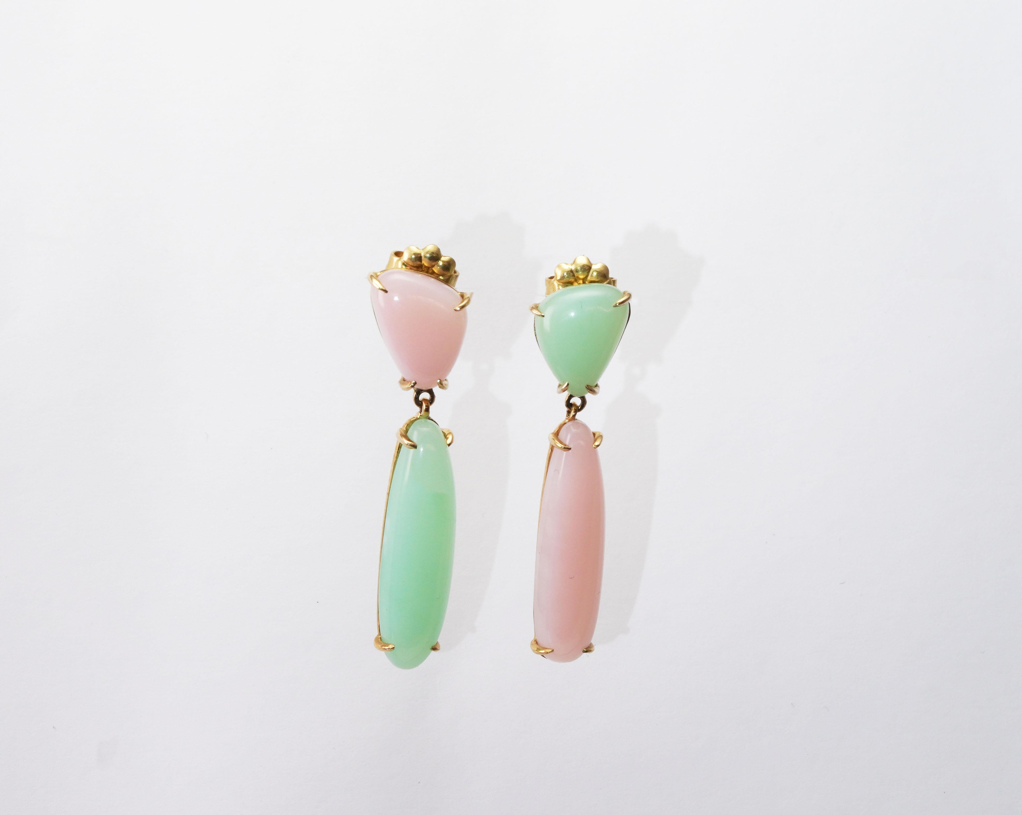 14 kt gold pair of earrings with Chrysopal and Rose Opal
Gold color: Yellow
Dimensions: 
Total weight: 4.18 grams

Set with:
- Chrysopal
Cut: Cabochon
Colour: Green

- Rose Opal
Cut: Cabochon
Colour: Rose