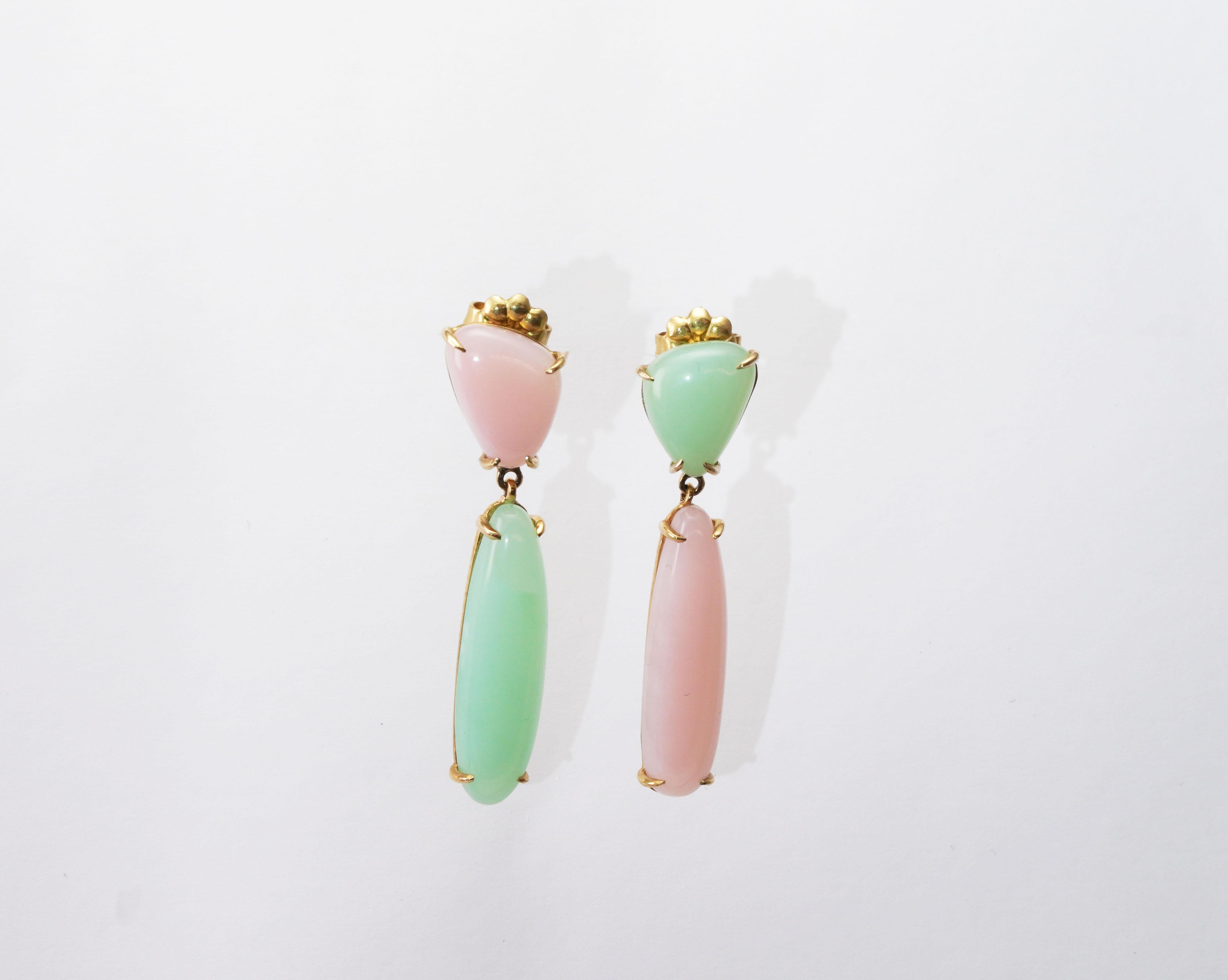 Paire de boucles d'oreilles en or 14 kt avec chrysopal et opale rose
Couleur or : jaune
Dimensions : 
Poids total : 4,18 grammes

Set avec :
- Chrysopal
Coupe : Cabochon
Couleur : Vert

- Opale rose
Coupe : Cabochon
Couleur : Rose