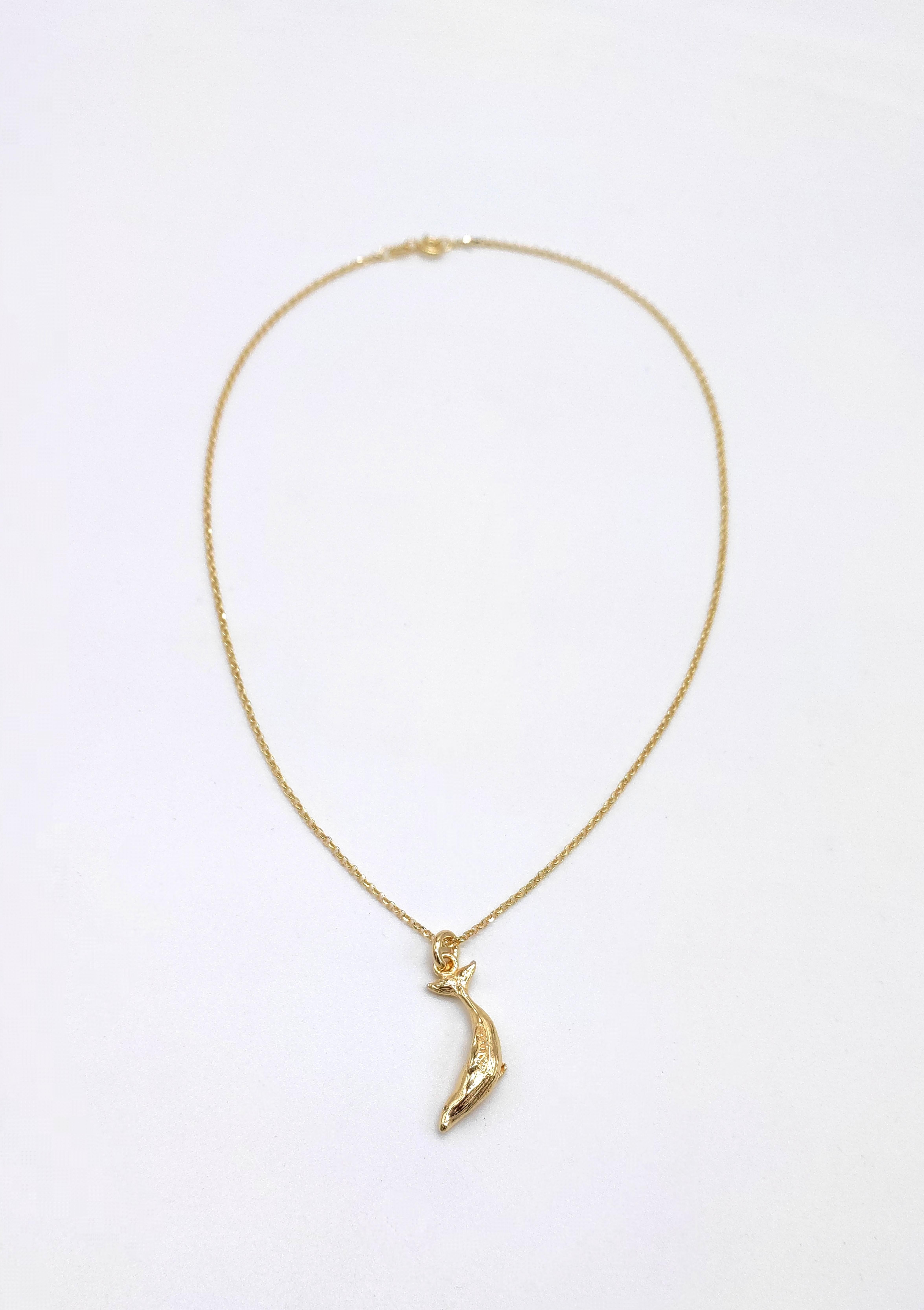 Finissima collana in oro 14 kt con ciondolo intagliato a mano con l'antica tecnica della cera persa. 
Negli occhi della balena sono incastonati 2 diamanti a taglio brillante.
Altezza del ciondolo 1,18