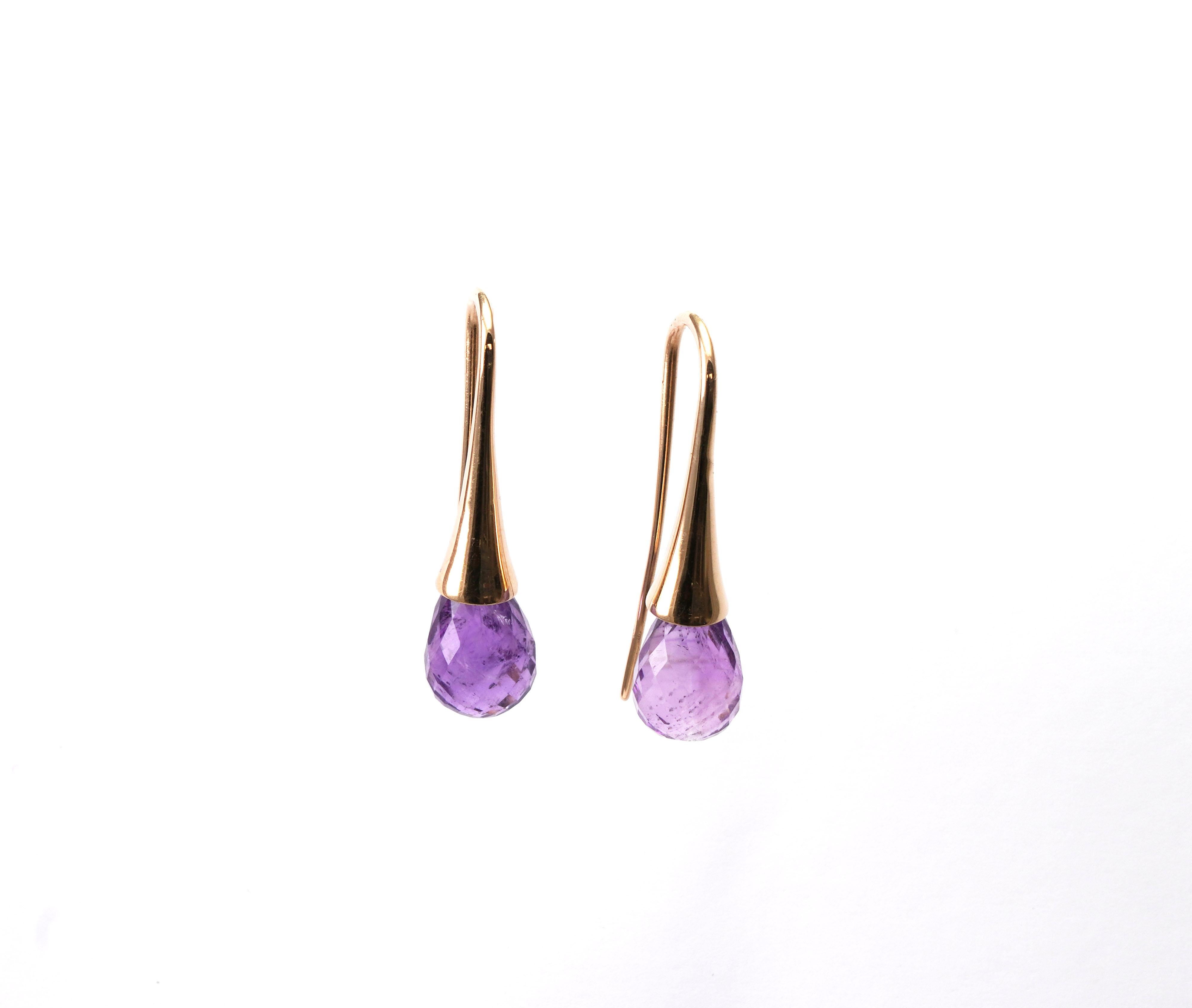 14 kt gold pair of earrings with Amethyst
The Gemstone is not Static - It is movable
Gold color: Yellow
Dimensions: 30 mm height
Total weight: 4.45 grams

Set with:
- Amethyst
Cut: Briolette
Color: Purple