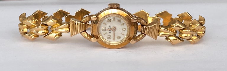 Offered: a beautiful a women's wristwatch in 14 kt yellow gold, Zenith, mechanical movement, on a 14 kt gold link bracelet. The watch is in working condition.

Gold weight: 21.2 g
Gold: 14 KT
The length of the strap is approx. 17.5 cm.
The width of