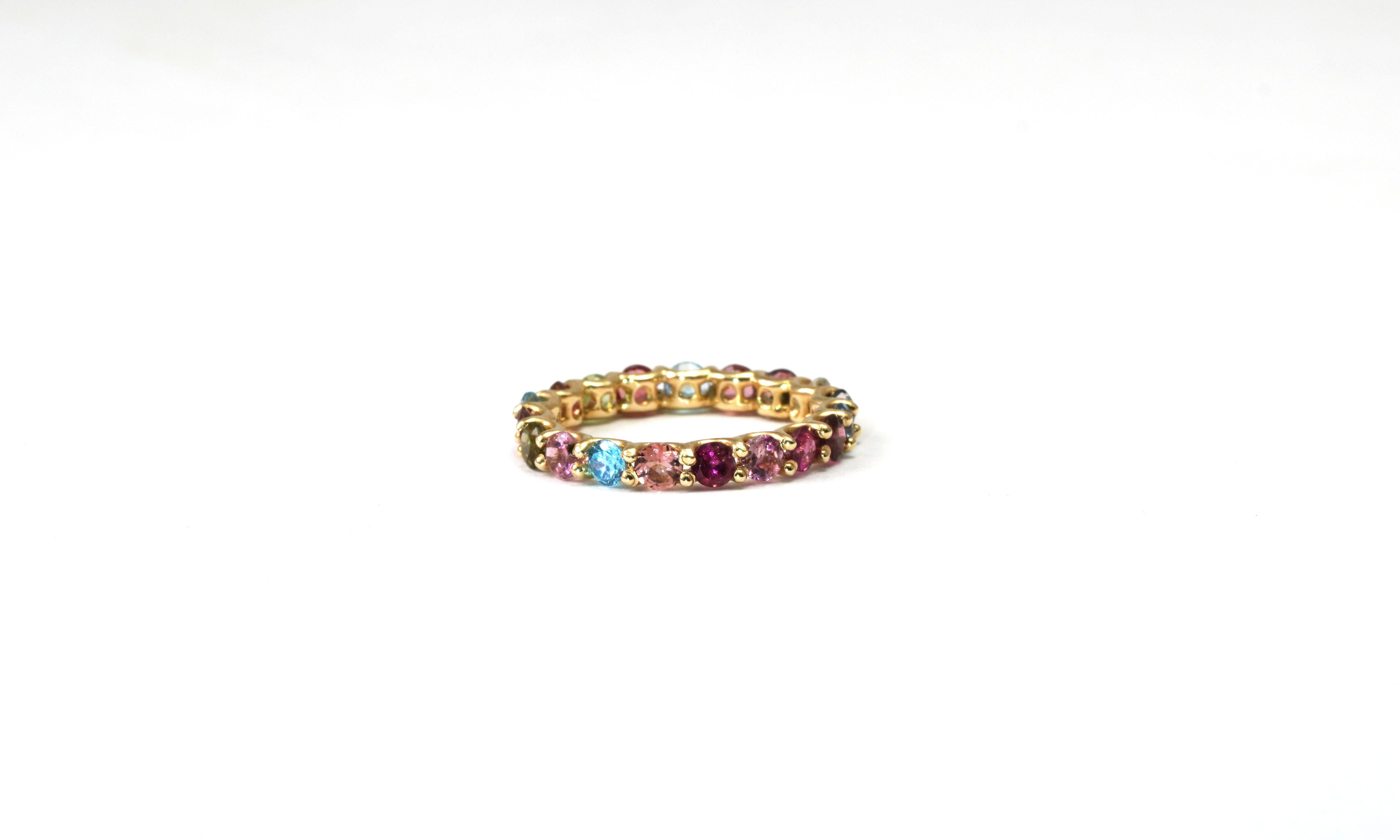 14 kt Gold ring with MultiColor Tourmaline
Gold color: Yellow
Ring size: 5 1/2 US
Total weight: 2.04 grams

Set with:
- Tourmaline x 19
Cut: Brilliant
Color: MultiColor