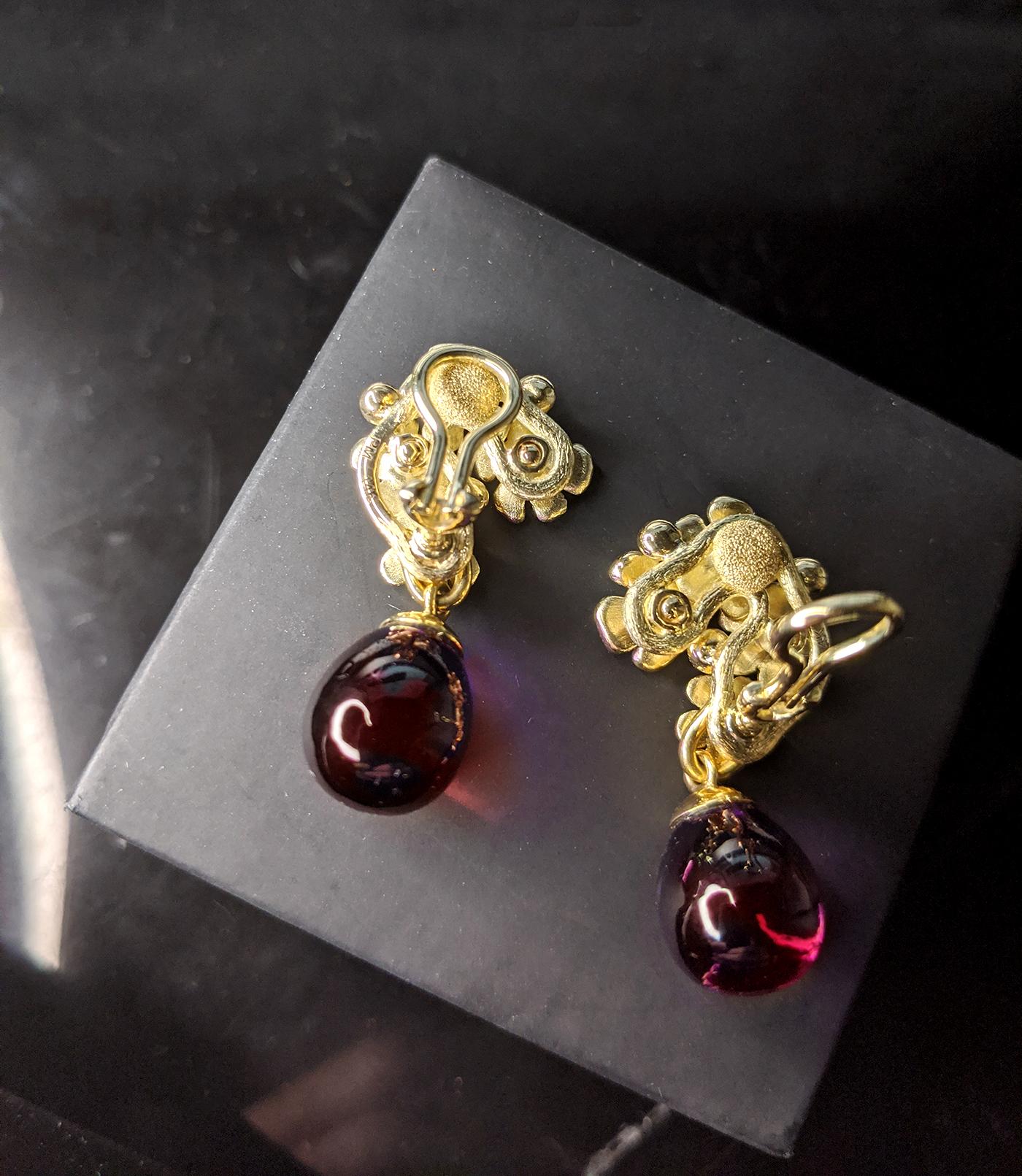 Yellow Gold Plum Flowers Contemporary Clip-On Earrings with Diamonds and Garnet For Sale 4