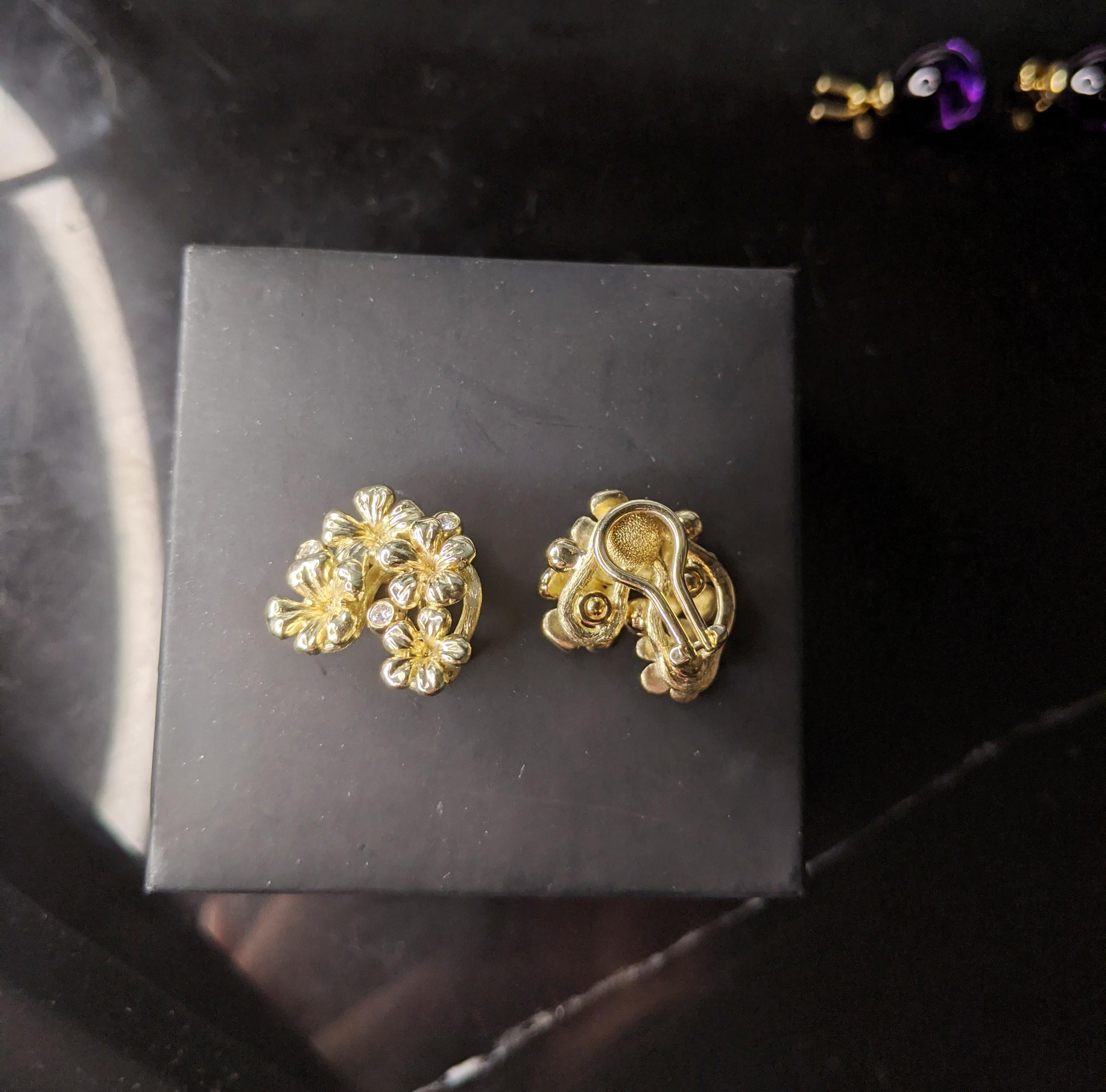 Yellow Gold Plum Flowers Contemporary Earrings with Diamonds and Topazes In New Condition For Sale In Berlin, DE