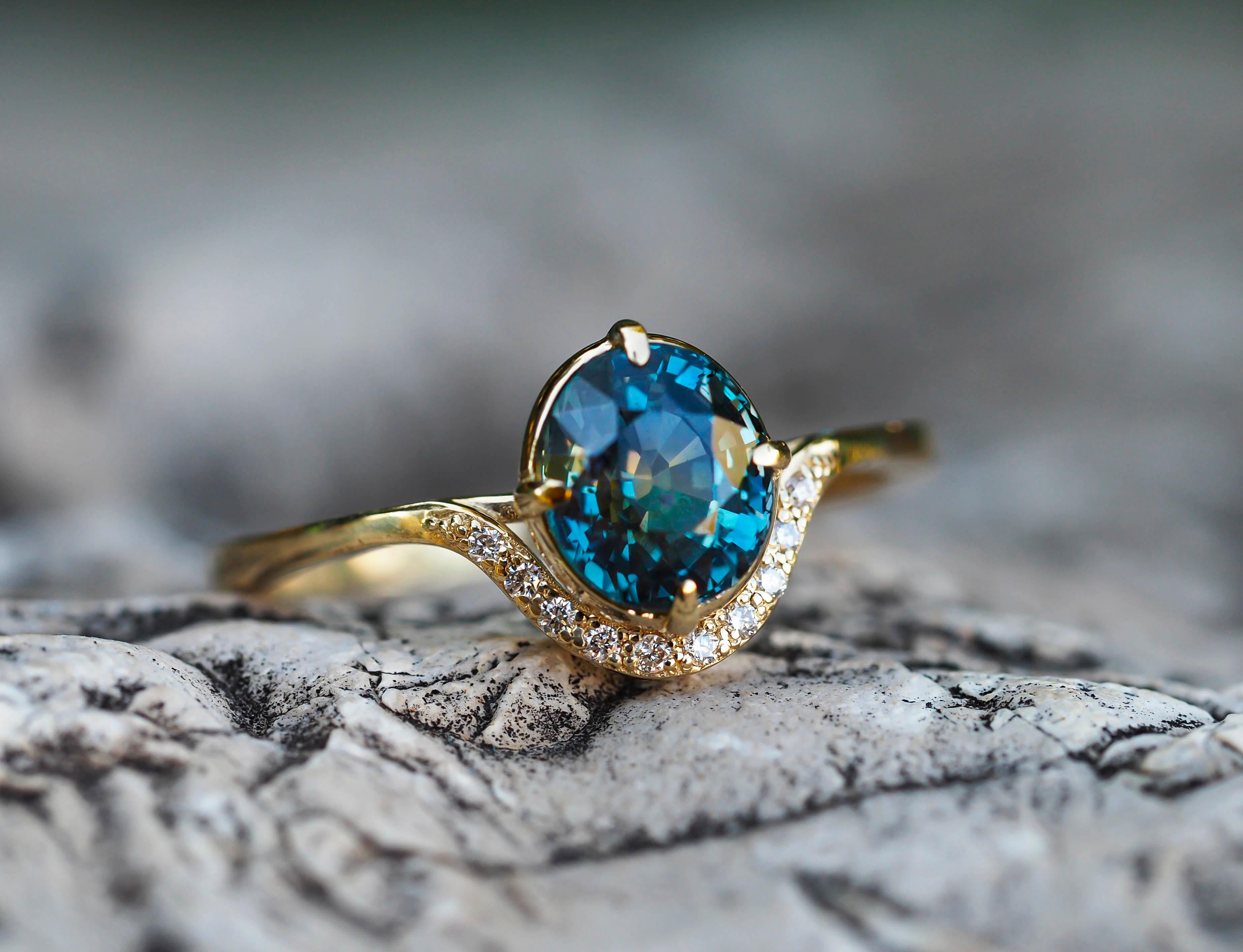 14 Kt Gold Ring with Sapphire and Diamonds 4