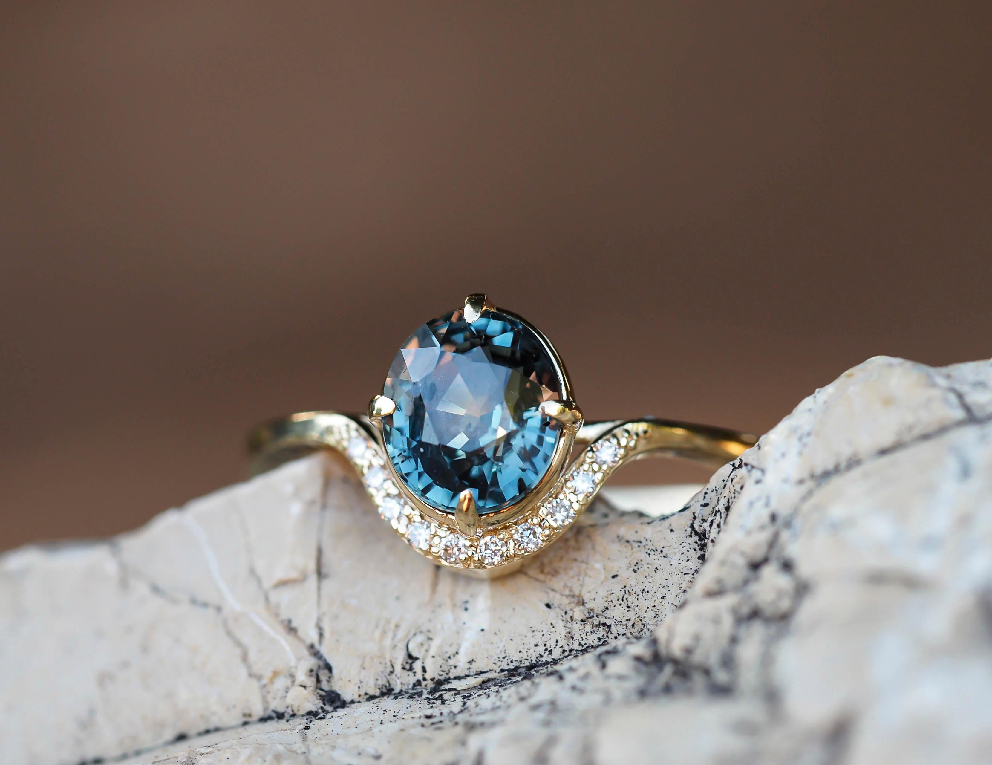 14 Kt Gold Ring with Sapphire and Diamonds 5