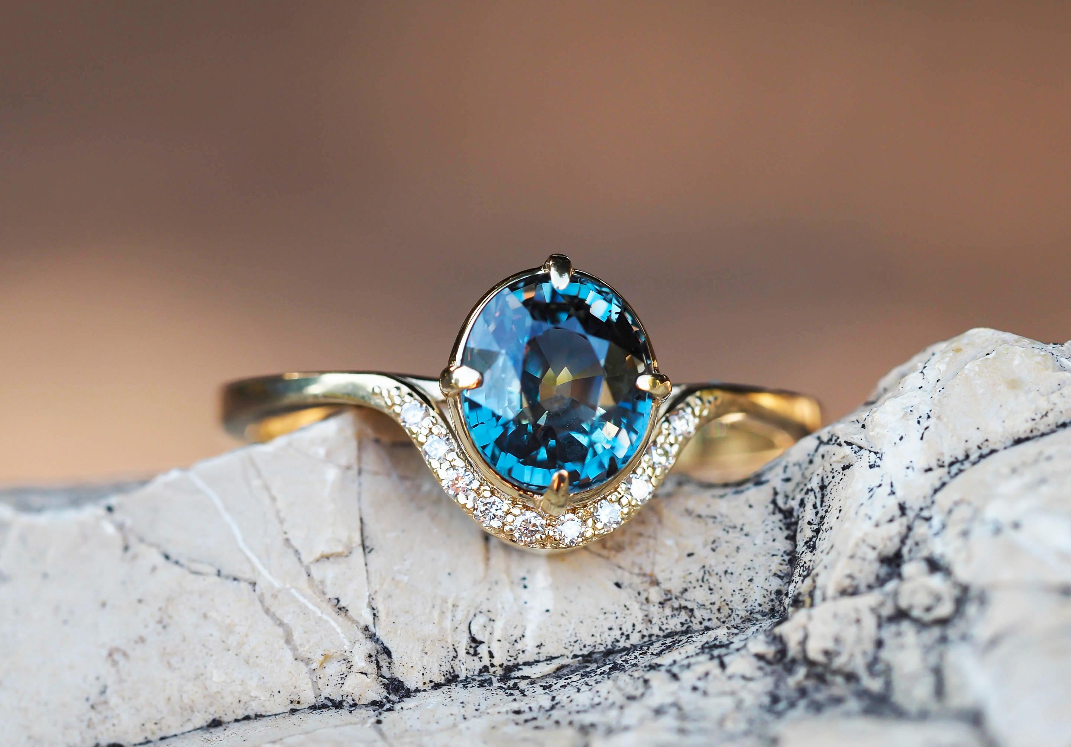 14 Kt Gold Ring with Sapphire and Diamonds 6